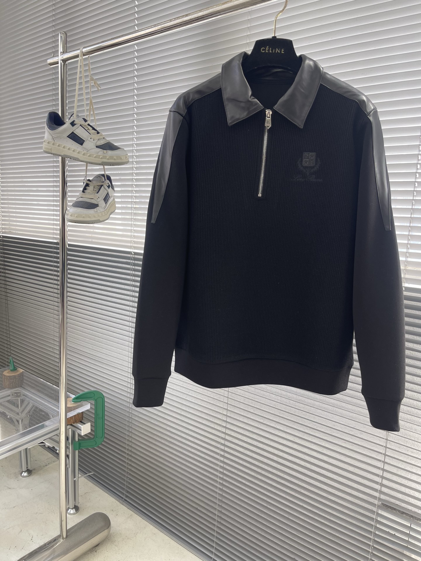 -Loro Piana 2025秋冬 羊毛混纺套头针织卫衣 几何拼皮的口袋设计 很有亮点，标志字母纽扣 