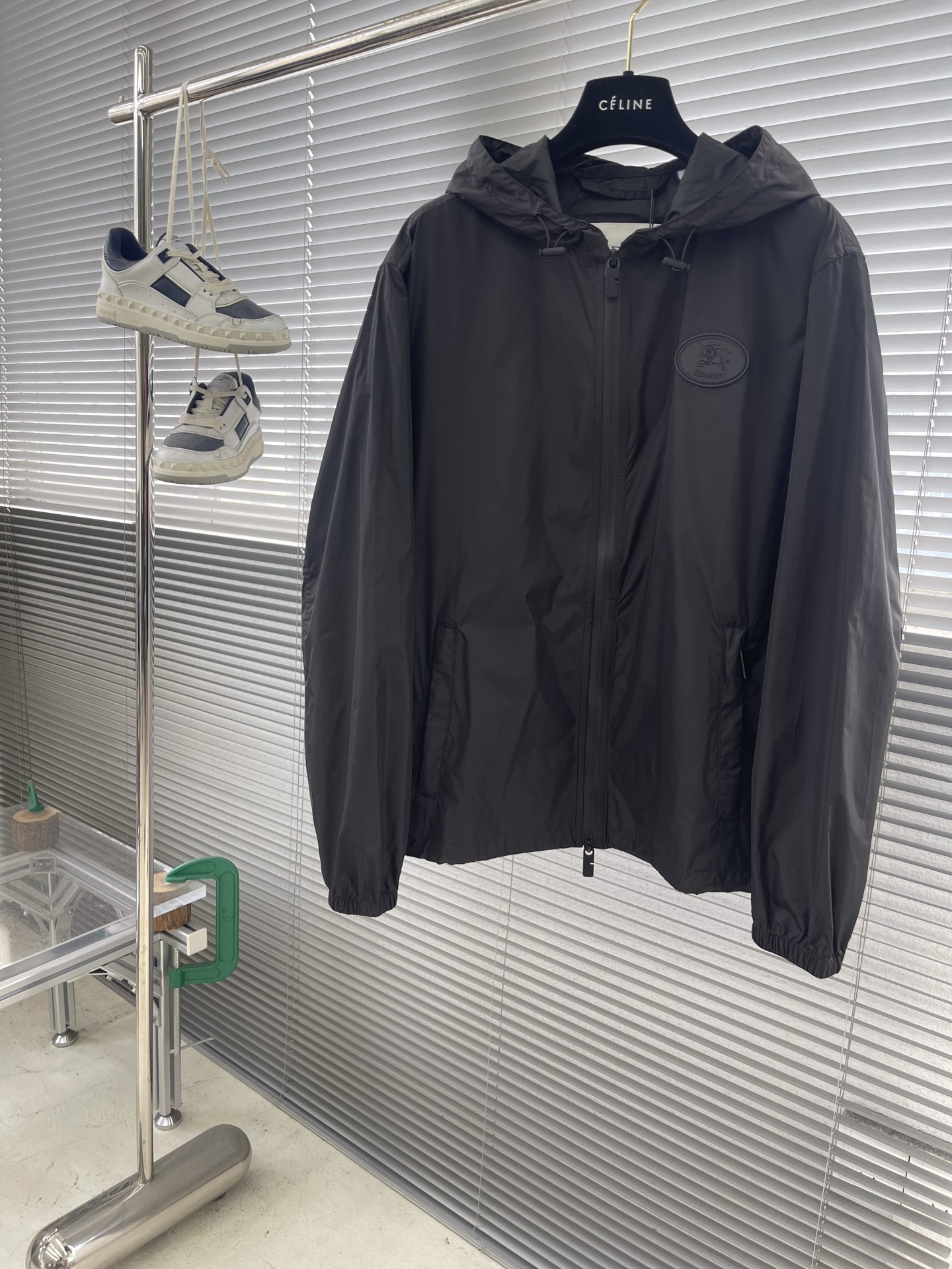 NO:523028,-BBR Spring and Summer New Men's Equestrian Knight Logo Nylon Trench Jacket Jacket The back is decorated with Equestrian Knight Logo Positioning Print, Positioning Laser Cut, and a loose fit. It has a B-shaped zipper head, two-way zipper closure, drawstring hood and hem, side zipper pocket, elastic cuff design, nylon fabric on the outer layer and inner layer, complete with three standards!  Same model for men and women Size M-3XL, Jackets & coats, Jackets & coats, Hats, Alexander wang19860909-BBR 25春夏新品男装马术骑士徽标尼龙风衣夹克外套 后背饰有马术骑士徽标定位印花、定位激光剪裁、呈现宽松版型,设有B字型拉链头、双向拉链开合、抽绳式连帽与衣摆、侧边拉链口袋、弹性袖口设计,外层和内里选用尼龙面料打造,三标齐全！ 男女同款 尺码M-3XL,,jackets & coats,jackets & coats,hats,alexander wang,Men's clothing