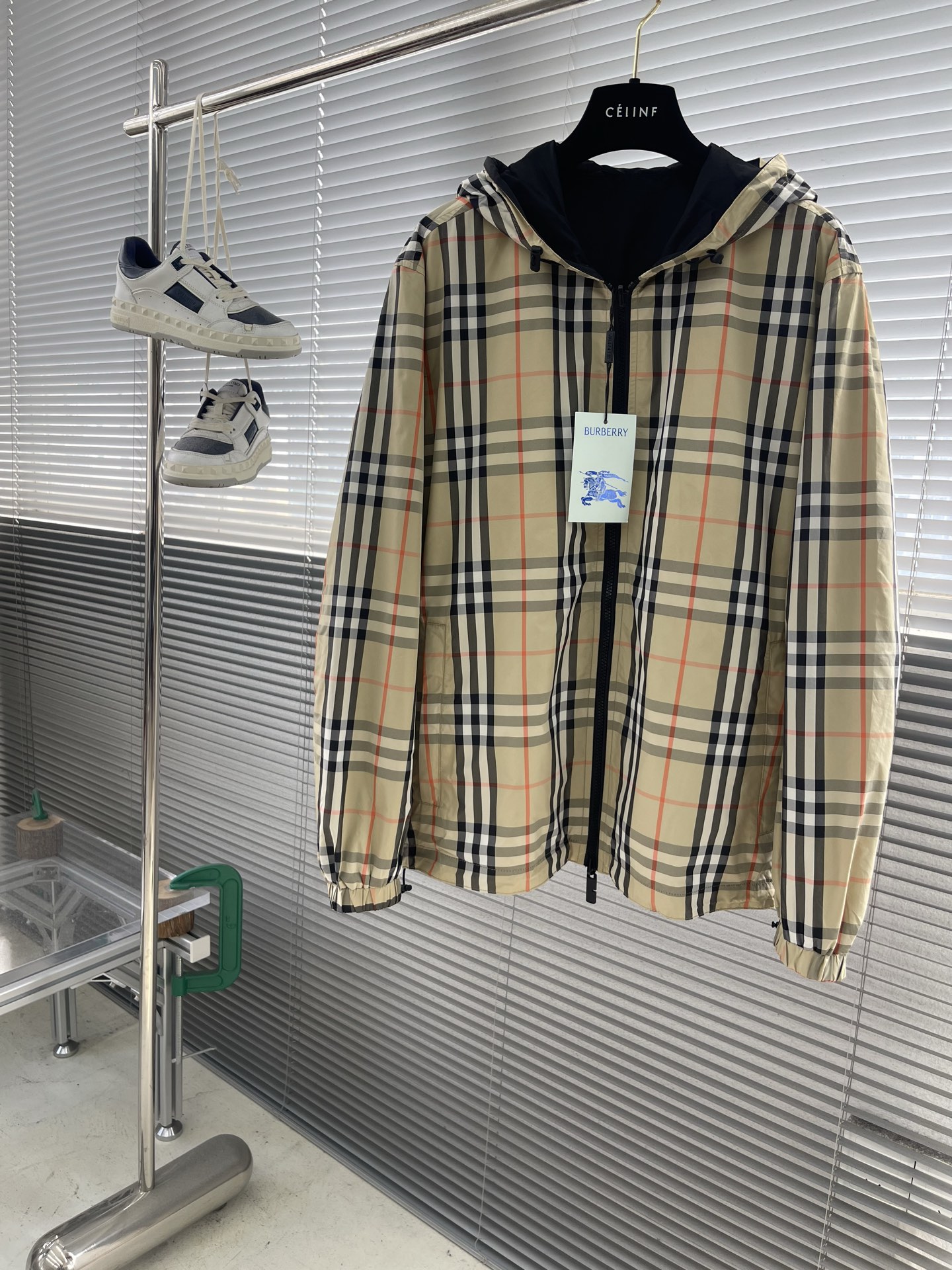 NO:523024,-BBR checked. War horse double-sided hooded jacket The fabric is made of pure black and khaki plaque symmetrical; the black fabric is solid nylon fabric, the fabric is soft and comfortable; the khaki fabric is post-treated with chemical fiber technology, and the fabric is firm. Black film Knight Logo, same style for men and women. Size M-3XL,, jackets & coats,hats,alexander wang19860909-BBR格纹.战马双面连帽夹克 面料采用纯黑跟卡其格型对称；黑色面料纯色尼龙布,面料柔软舒适；卡其面料采用化纤工艺经过后处理,面料坚挺 黑色面胶片骑士Logo 男女同款 尺码M-3XL,,jackets & coats,hats,alexander wang,Men's clothing