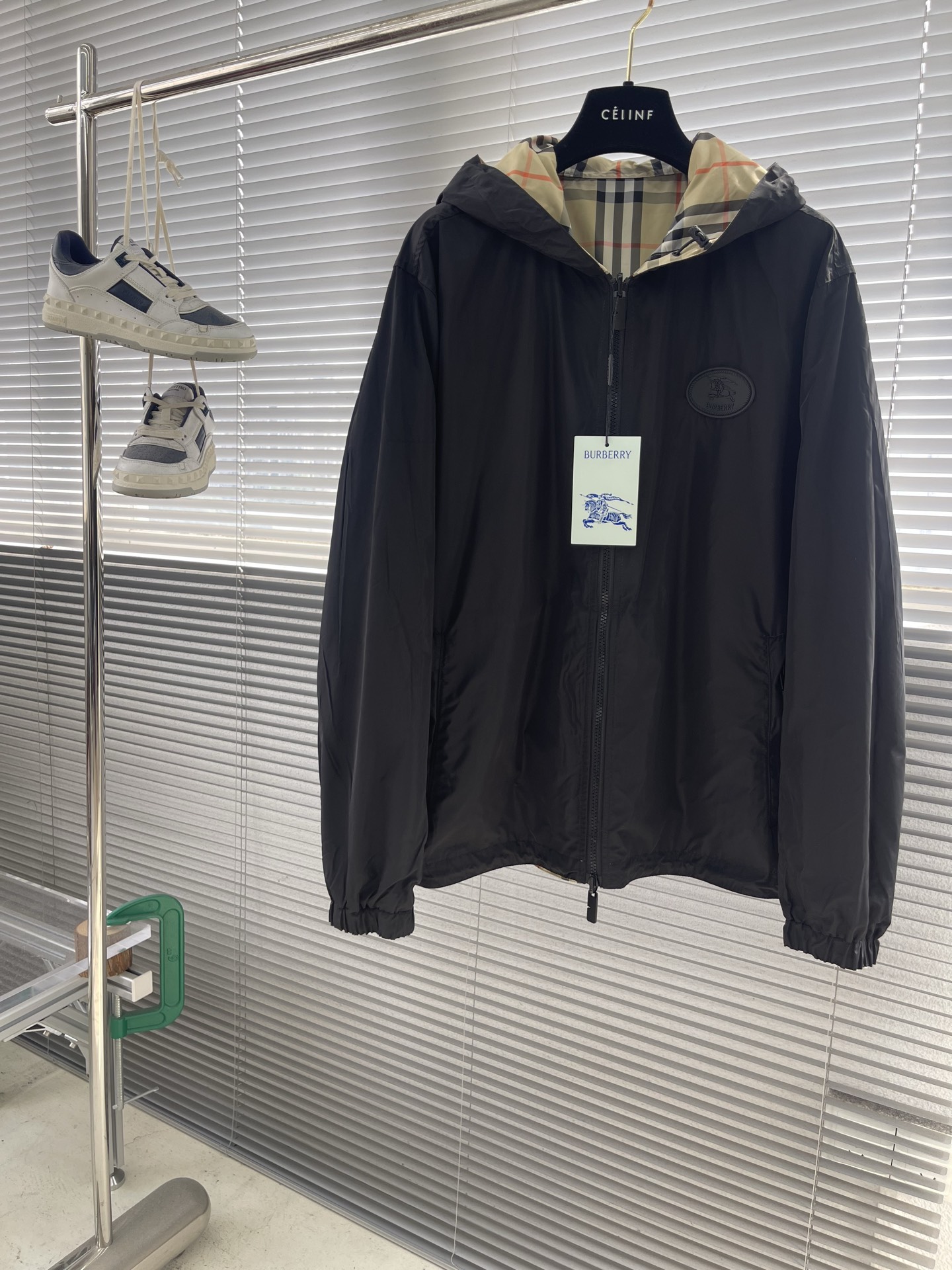 NO:523026,-BBR checked. War horse double-sided hooded jacket The fabric is made of pure black and khaki plaque symmetrical; the black fabric is solid nylon fabric, the fabric is soft and comfortable; the khaki fabric is post-treated with chemical fiber technology, and the fabric is firm. Black film Knight Logo, same style for men and women. Size M-3XL,, jackets & coats,hats,alexander wang19860909-BBR格纹.战马双面连帽夹克 面料采用纯黑跟卡其格型对称；黑色面料纯色尼龙布,面料柔软舒适；卡其面料采用化纤工艺经过后处理,面料坚挺 黑色面胶片骑士Logo 男女同款 尺码M-3XL,,jackets & coats,hats,alexander wang,Men's clothing