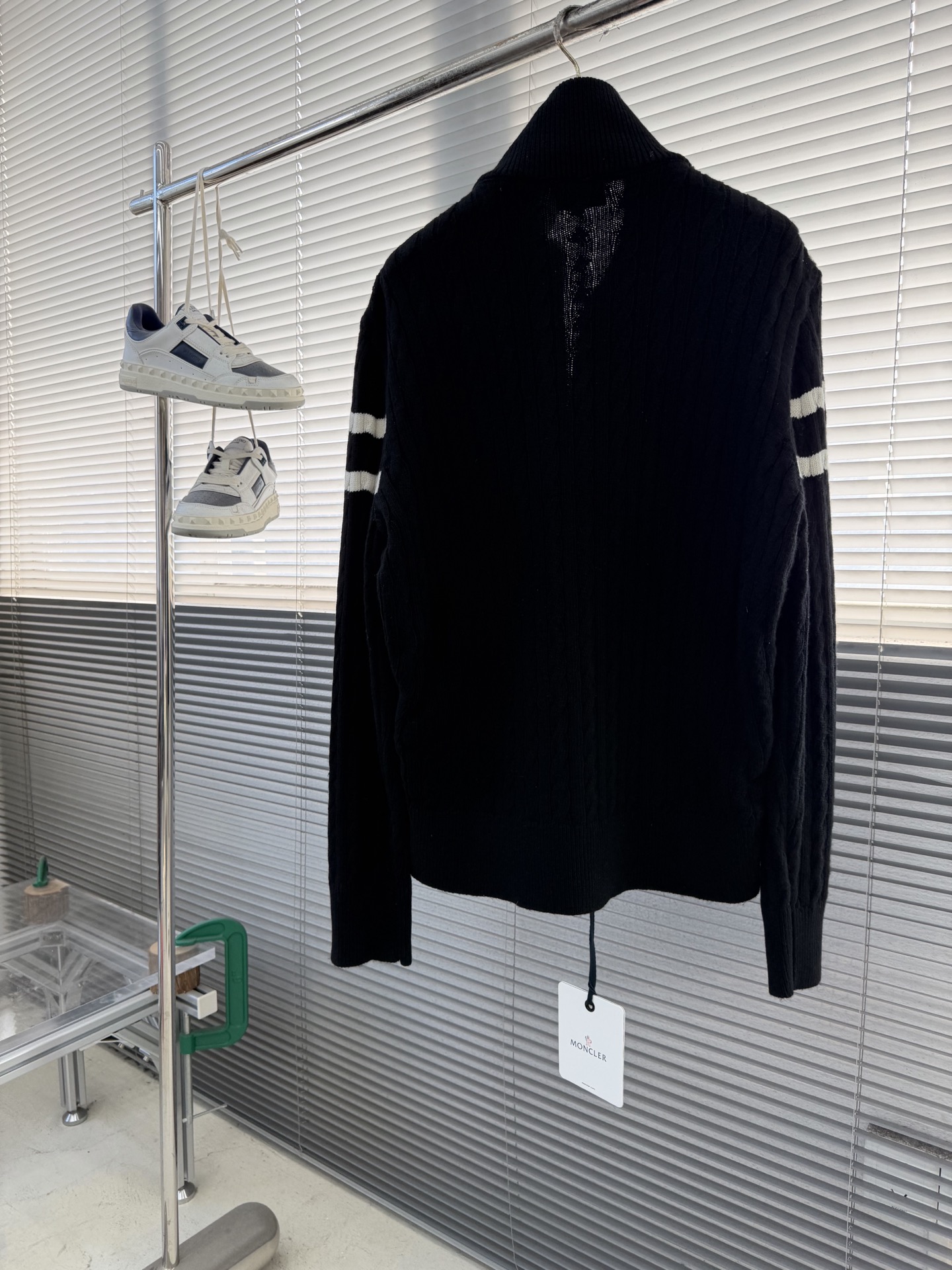 -Mon 毛织拼接羽绒服毛衣与羽绒服的拼接设计，既保留了羽绒服的保暖性能，又融入了毛衣的时尚元素，使服装