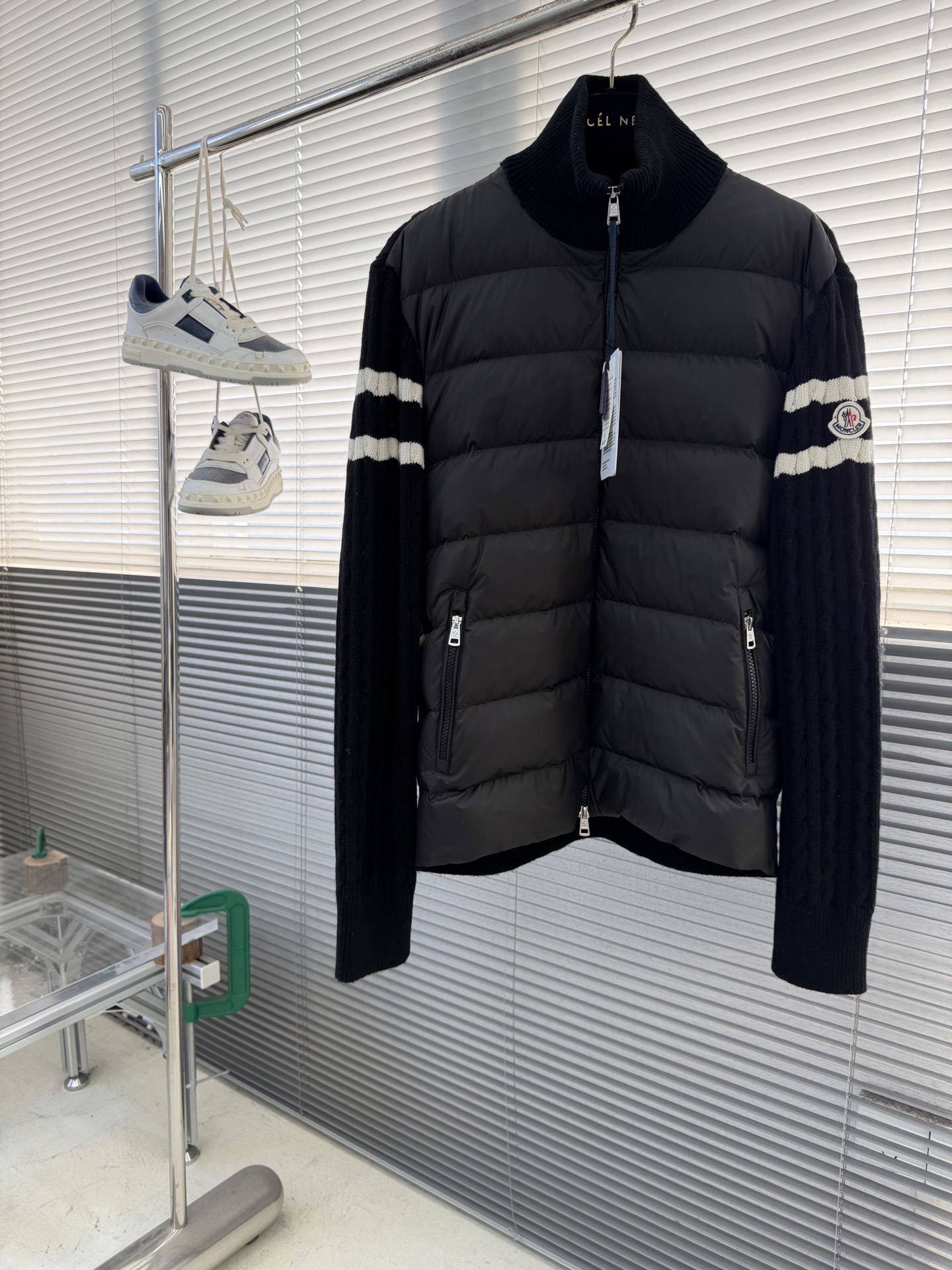 -Mon 毛织拼接羽绒服毛衣与羽绒服的拼接设计，既保留了羽绒服的保暖性能，又融入了毛衣的时尚元素，使服装