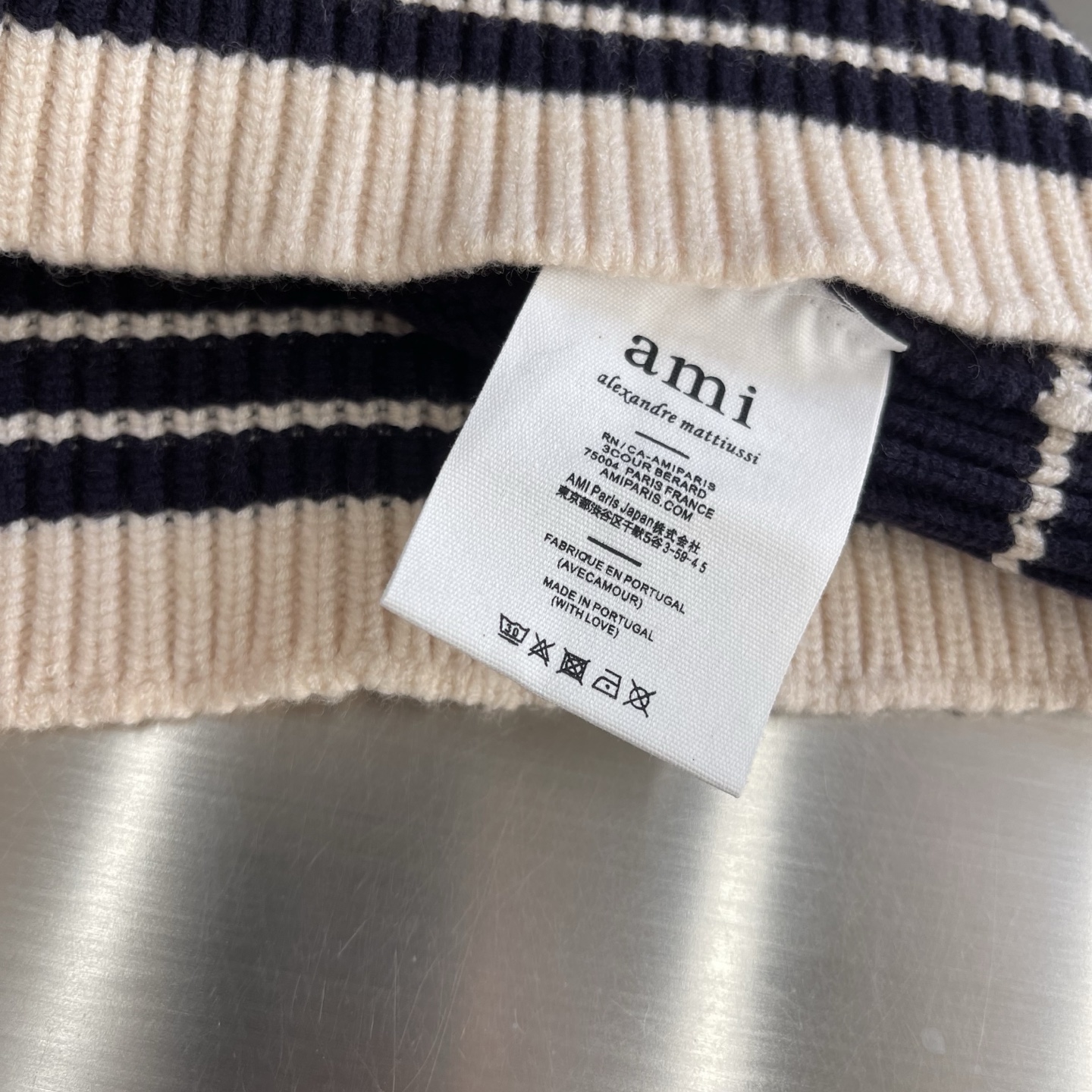 -Ami 2025秋冬潮牌针织马甲，以红色爱心贴布绣融合点缀为主调，打破传统针织衫的单调感，彰显个性与不