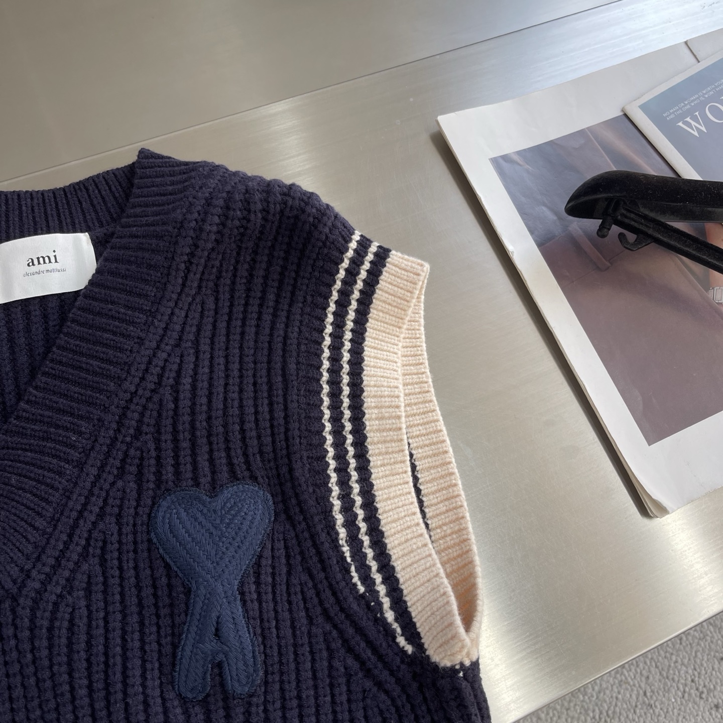 -Ami 2025秋冬潮牌针织马甲，以红色爱心贴布绣融合点缀为主调，打破传统针织衫的单调感，彰显个性与不