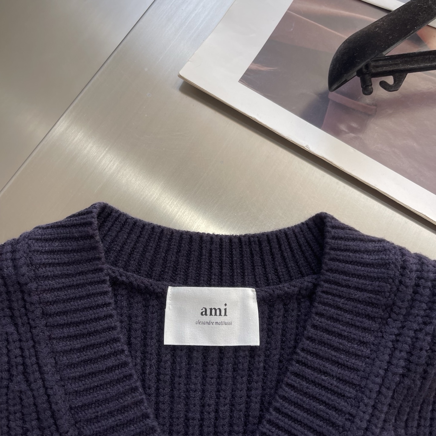 -Ami 2025秋冬潮牌针织马甲，以红色爱心贴布绣融合点缀为主调，打破传统针织衫的单调感，彰显个性与不