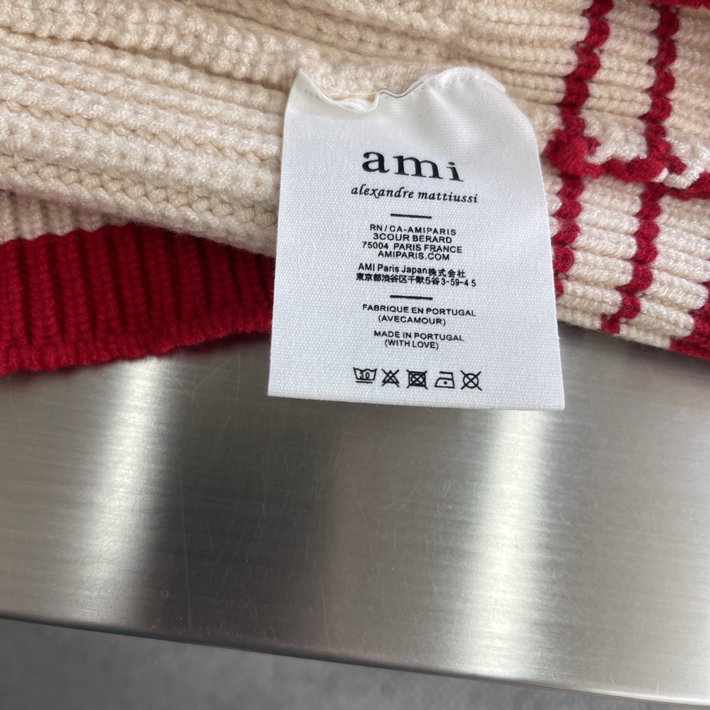 -Ami 2025秋冬潮牌针织马甲，以红色爱心贴布绣融合点缀为主调，打破传统针织衫的单调感，彰显个性与不