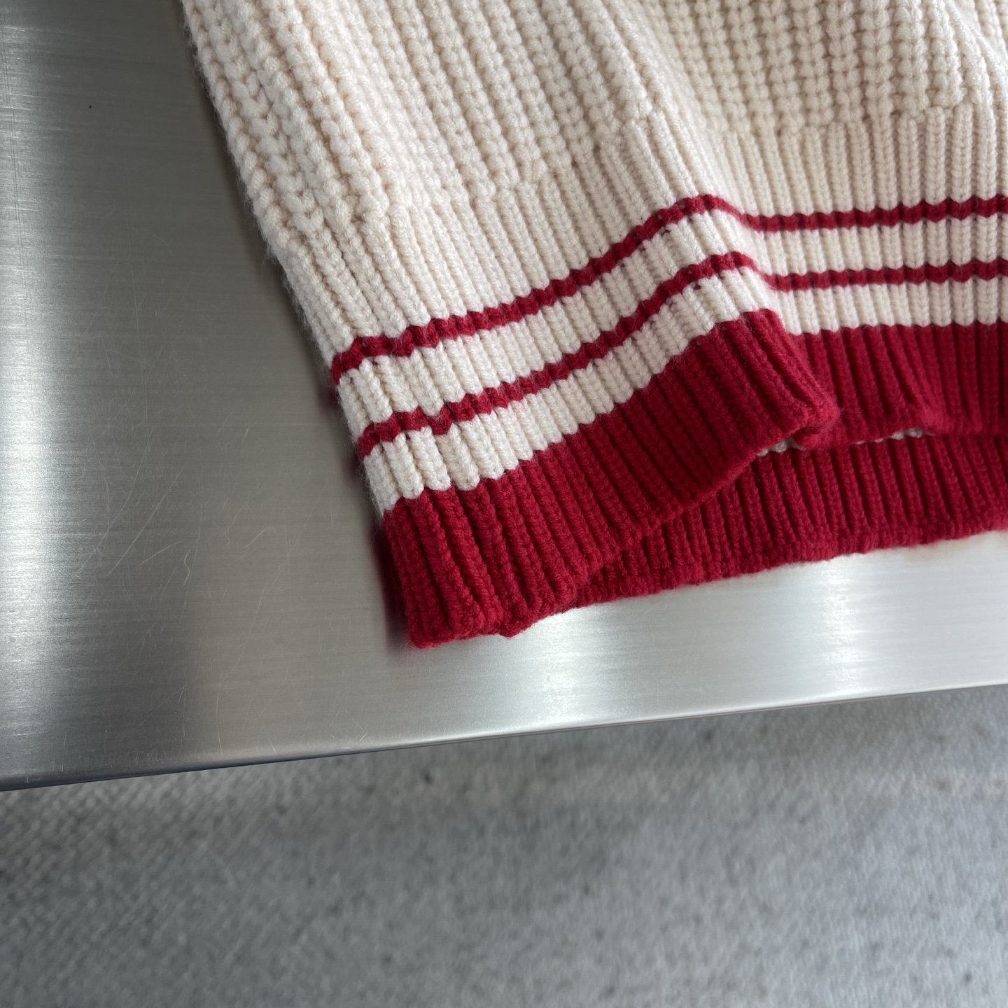 -Ami 2025秋冬潮牌针织马甲，以红色爱心贴布绣融合点缀为主调，打破传统针织衫的单调感，彰显个性与不