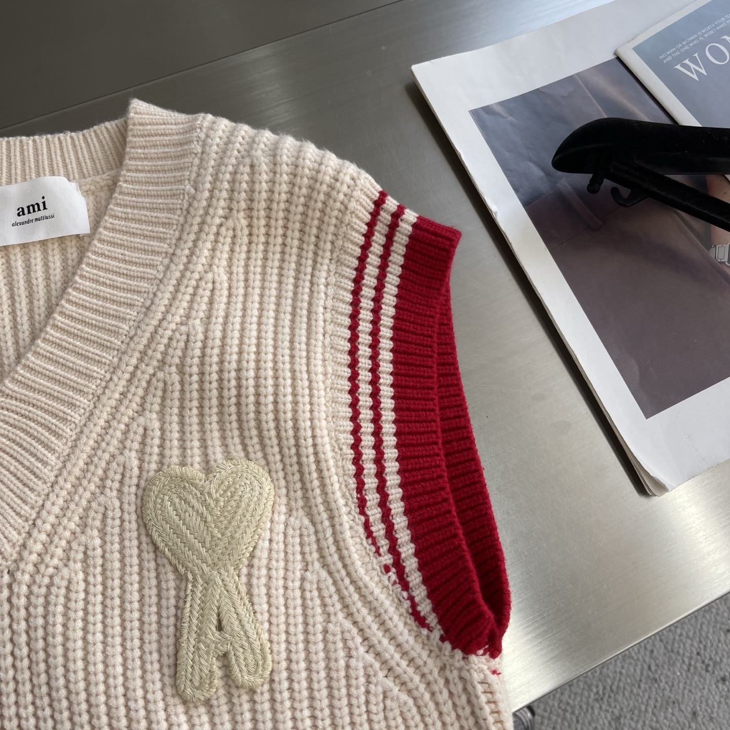 -Ami 2025秋冬潮牌针织马甲，以红色爱心贴布绣融合点缀为主调，打破传统针织衫的单调感，彰显个性与不
