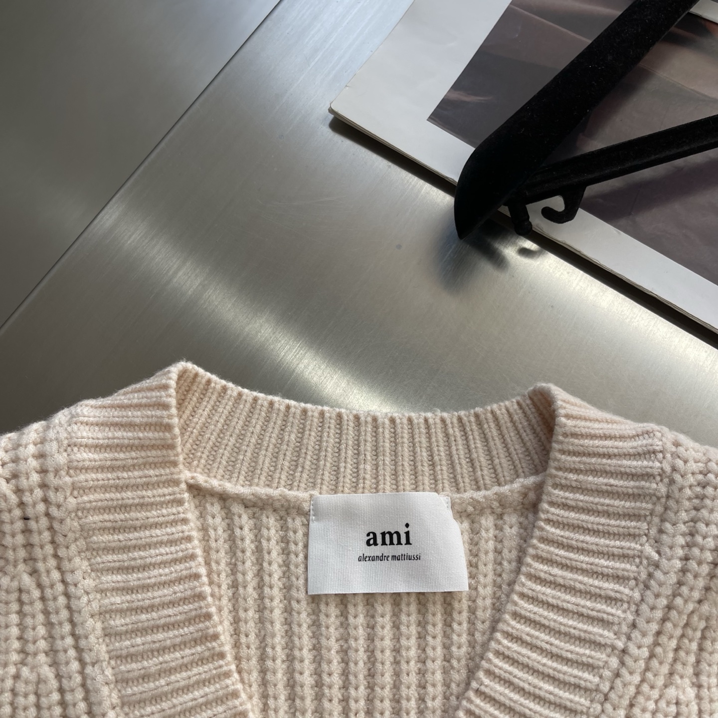 -Ami 2025秋冬潮牌针织马甲，以红色爱心贴布绣融合点缀为主调，打破传统针织衫的单调感，彰显个性与不