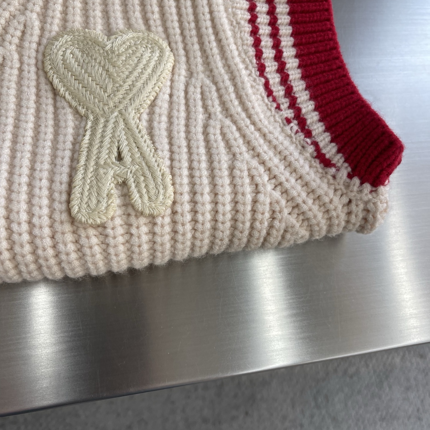 -Ami 2025秋冬潮牌针织马甲，以红色爱心贴布绣融合点缀为主调，打破传统针织衫的单调感，彰显个性与不