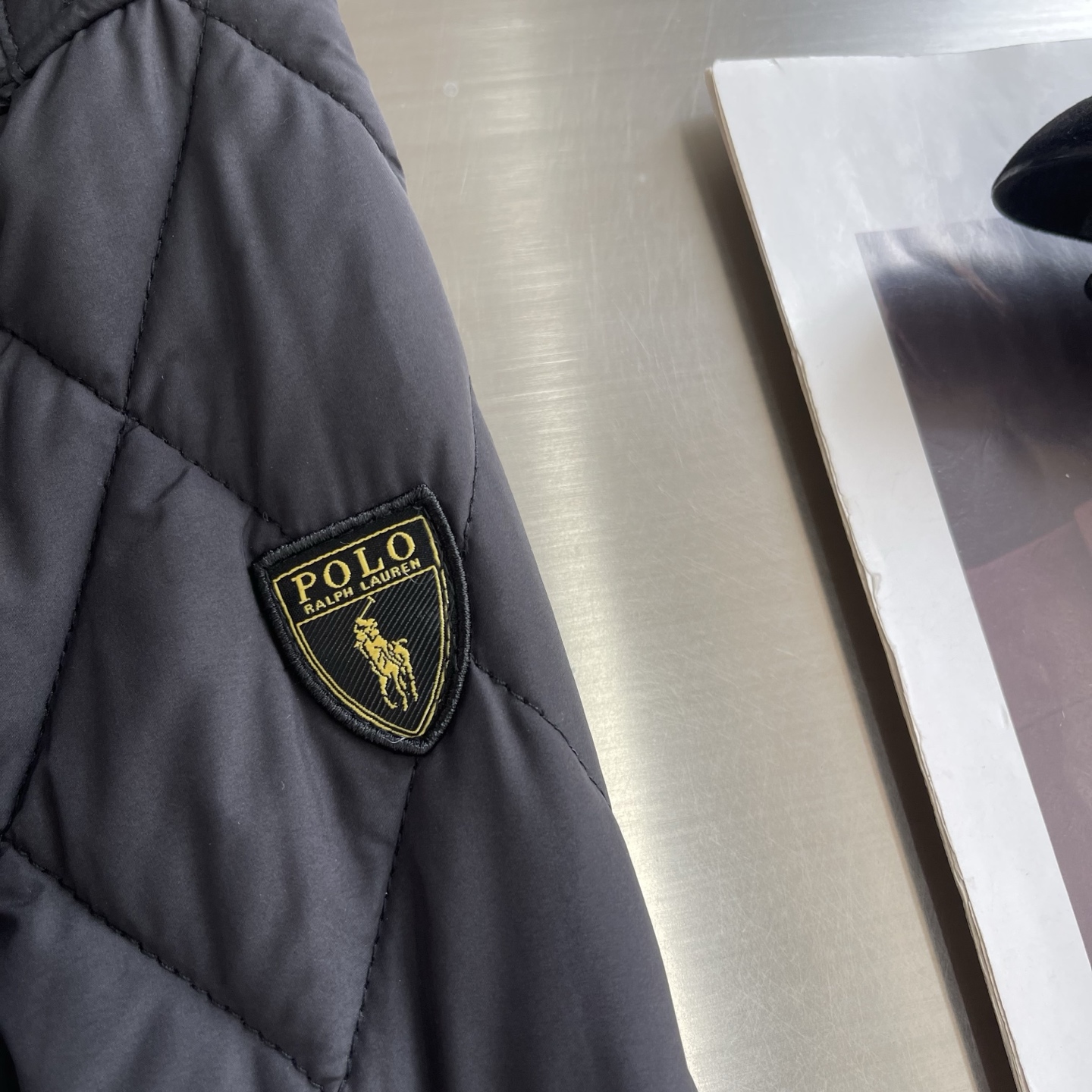 -Ralp🆕h Lauren 经典菱格绗棉夹克以复古工装为灵感，融合当代英伦格调，进口机压菱格绗缝精准对