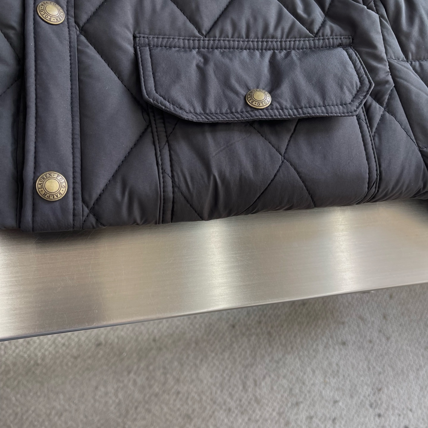 -Ralp🆕h Lauren 经典菱格绗棉夹克以复古工装为灵感，融合当代英伦格调，进口机压菱格绗缝精准对