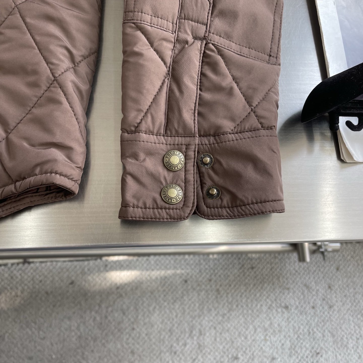 -Ralp🆕h Lauren 经典菱格绗棉夹克以复古工装为灵感，融合当代英伦格调，进口机压菱格绗缝精准对