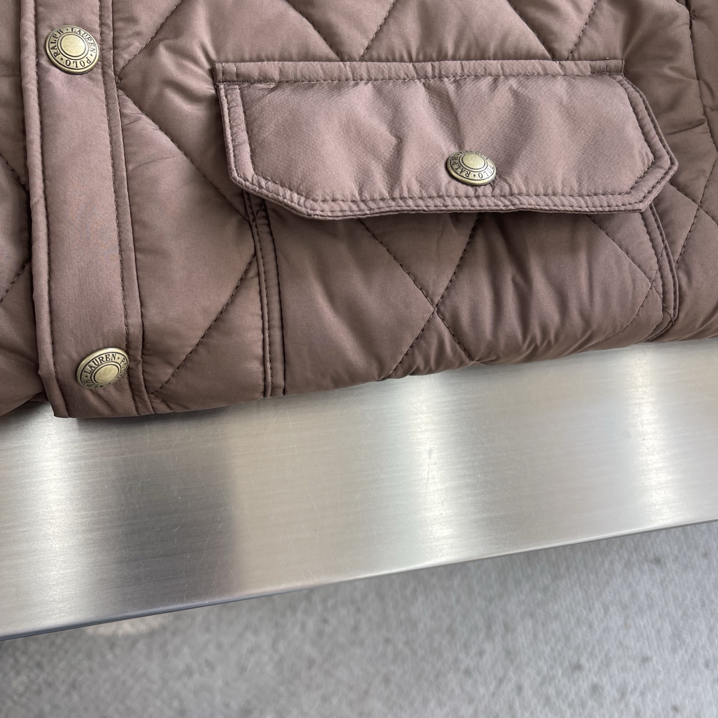 -Ralp🆕h Lauren 经典菱格绗棉夹克以复古工装为灵感，融合当代英伦格调，进口机压菱格绗缝精准对