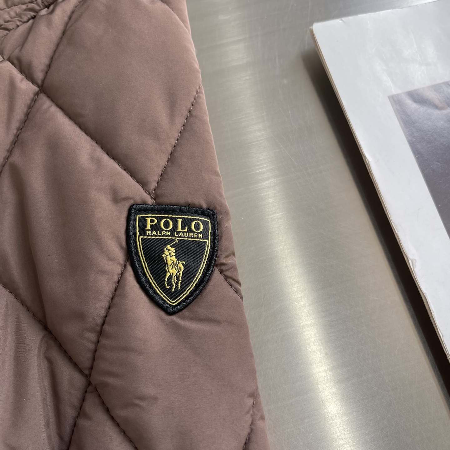 -Ralp🆕h Lauren 经典菱格绗棉夹克以复古工装为灵感，融合当代英伦格调，进口机压菱格绗缝精准对