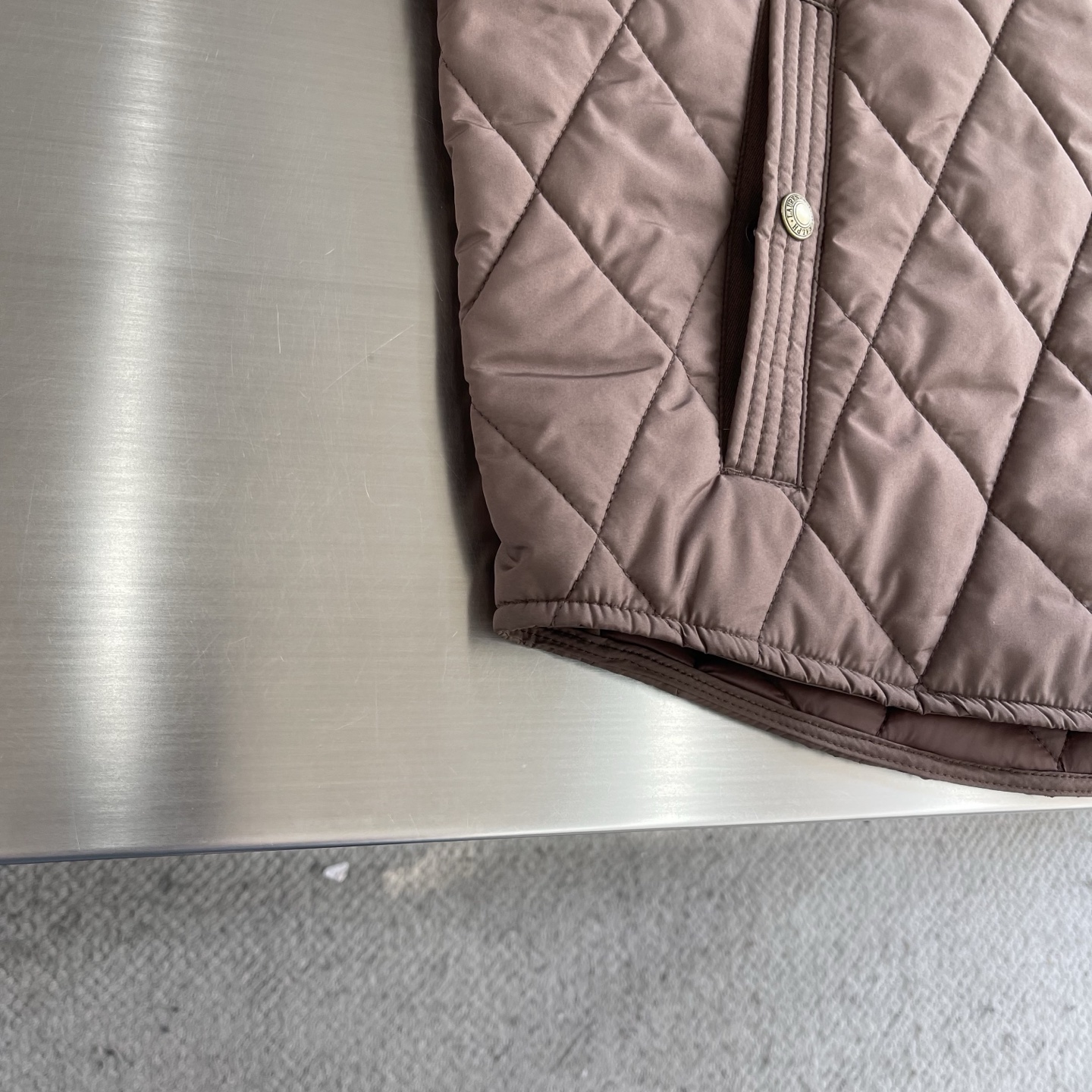 -Ralp🆕h Lauren 经典菱格绗棉夹克以复古工装为灵感，融合当代英伦格调，进口机压菱格绗缝精准对