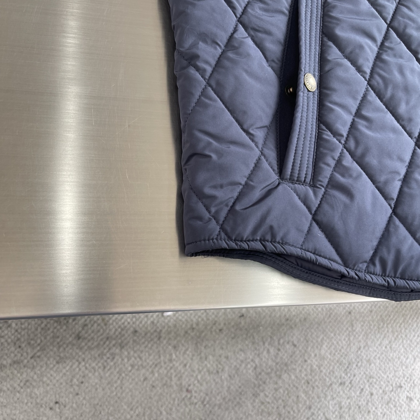 -Ralp🆕h Lauren 经典菱格绗棉夹克以复古工装为灵感，融合当代英伦格调，进口机压菱格绗缝精准对