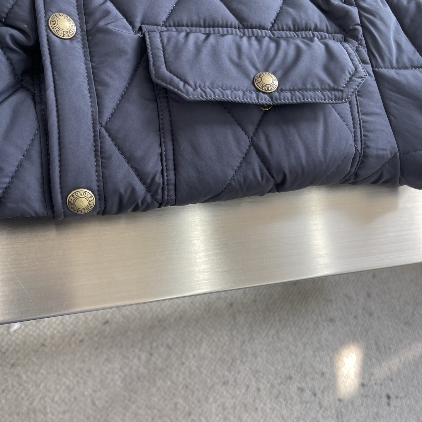 -Ralp🆕h Lauren 经典菱格绗棉夹克以复古工装为灵感，融合当代英伦格调，进口机压菱格绗缝精准对