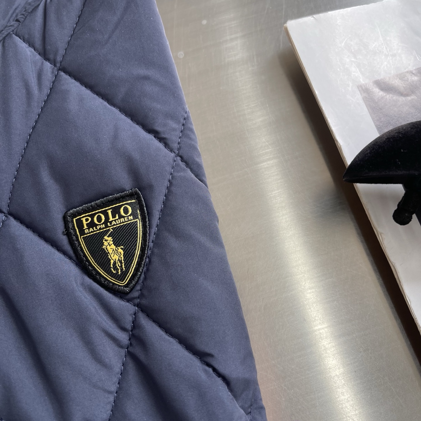 -Ralp🆕h Lauren 经典菱格绗棉夹克以复古工装为灵感，融合当代英伦格调，进口机压菱格绗缝精准对