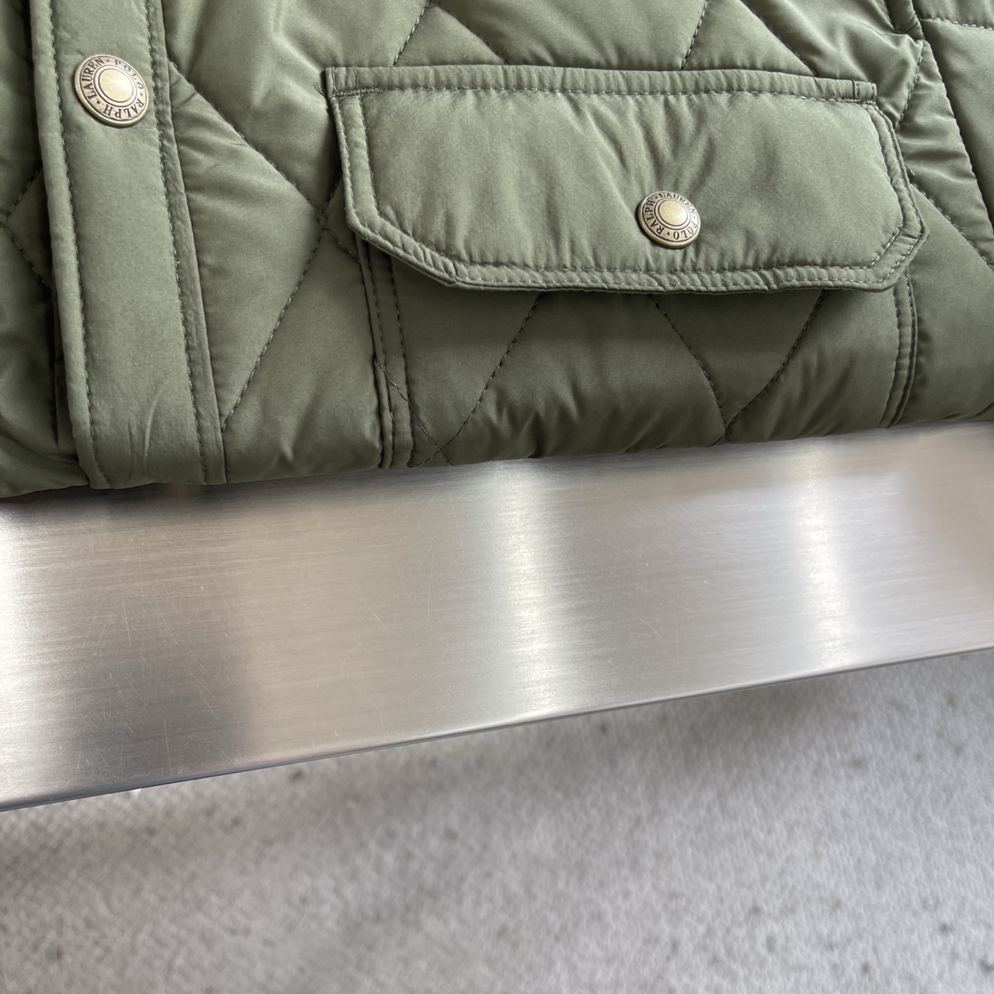 -Ralp🆕h Lauren 经典菱格绗棉夹克以复古工装为灵感，融合当代英伦格调，进口机压菱格绗缝精准对