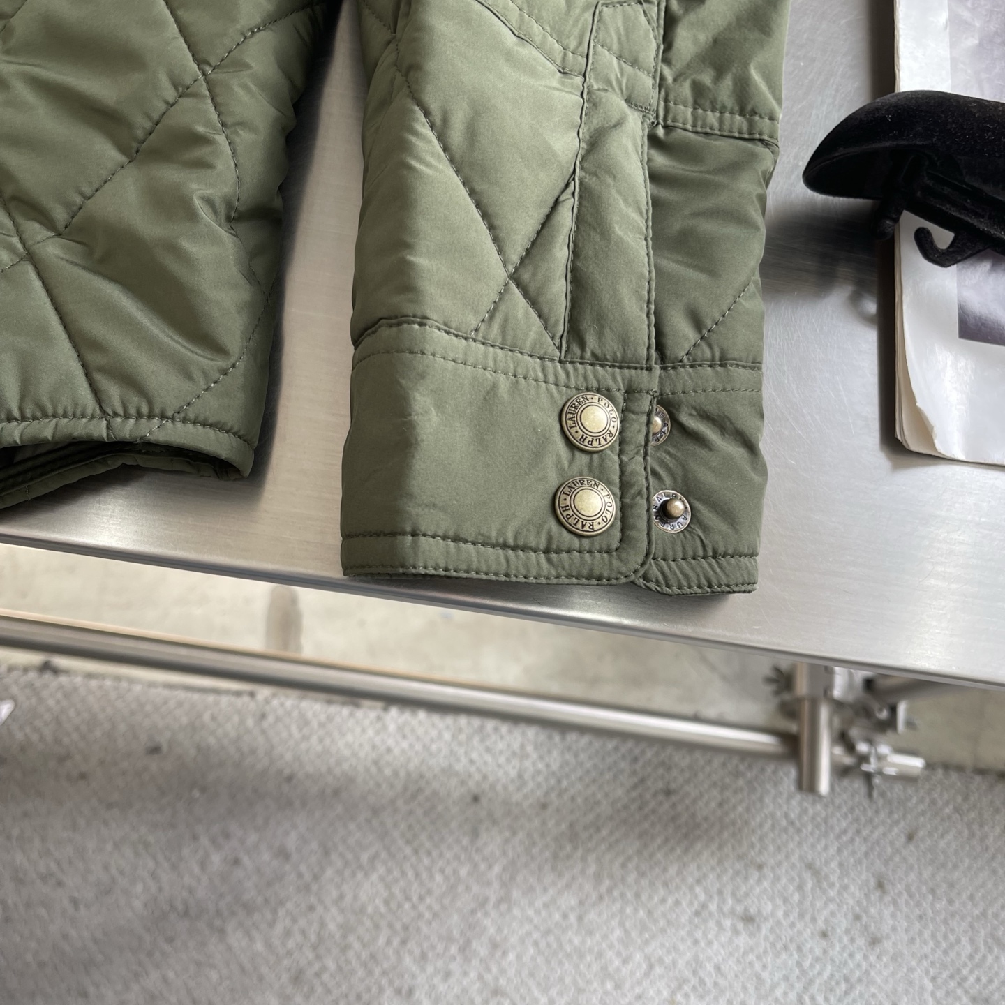 -Ralp🆕h Lauren 经典菱格绗棉夹克以复古工装为灵感，融合当代英伦格调，进口机压菱格绗缝精准对