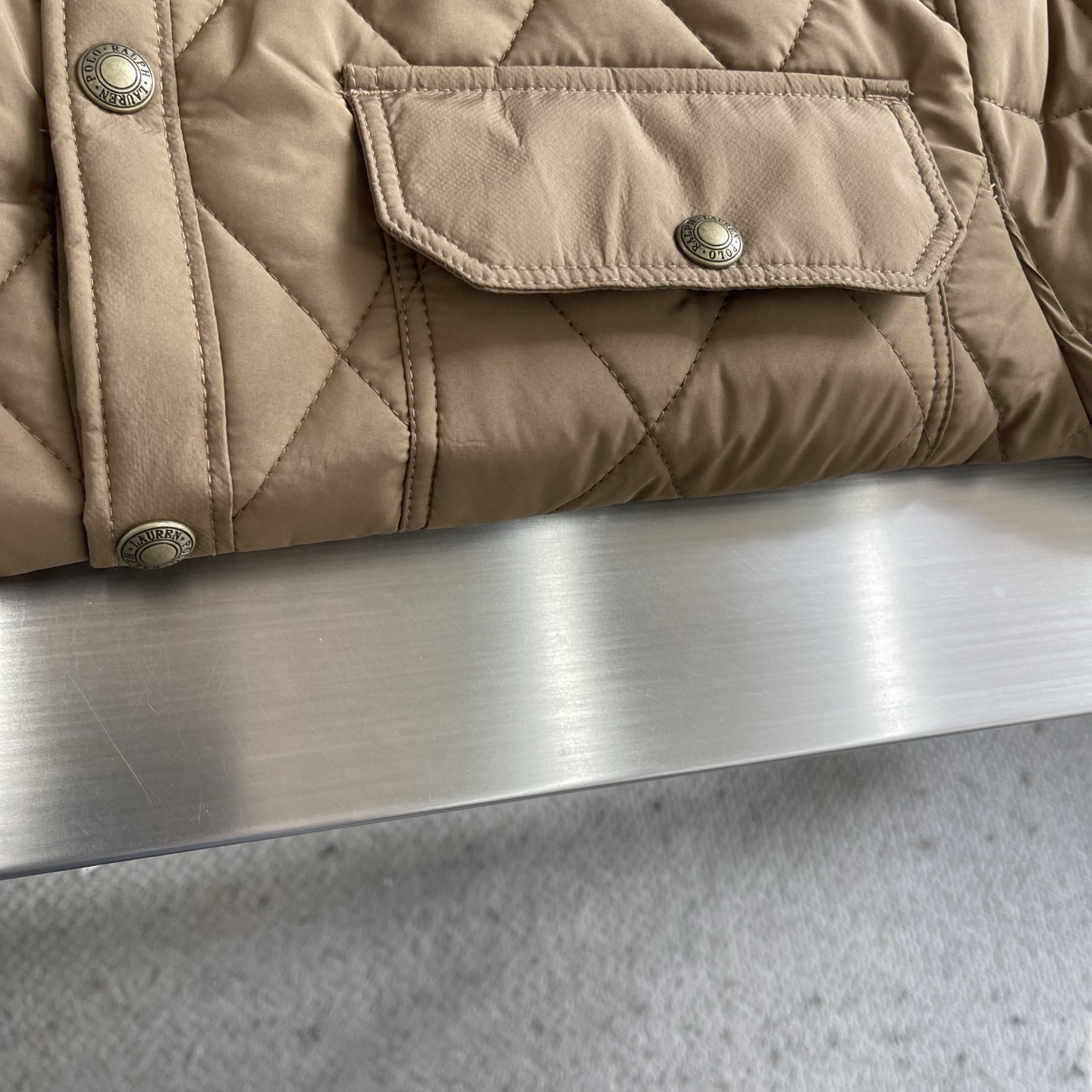 -Ralp🆕h Lauren 经典菱格绗棉夹克以复古工装为灵感，融合当代英伦格调，进口机压菱格绗缝精准对