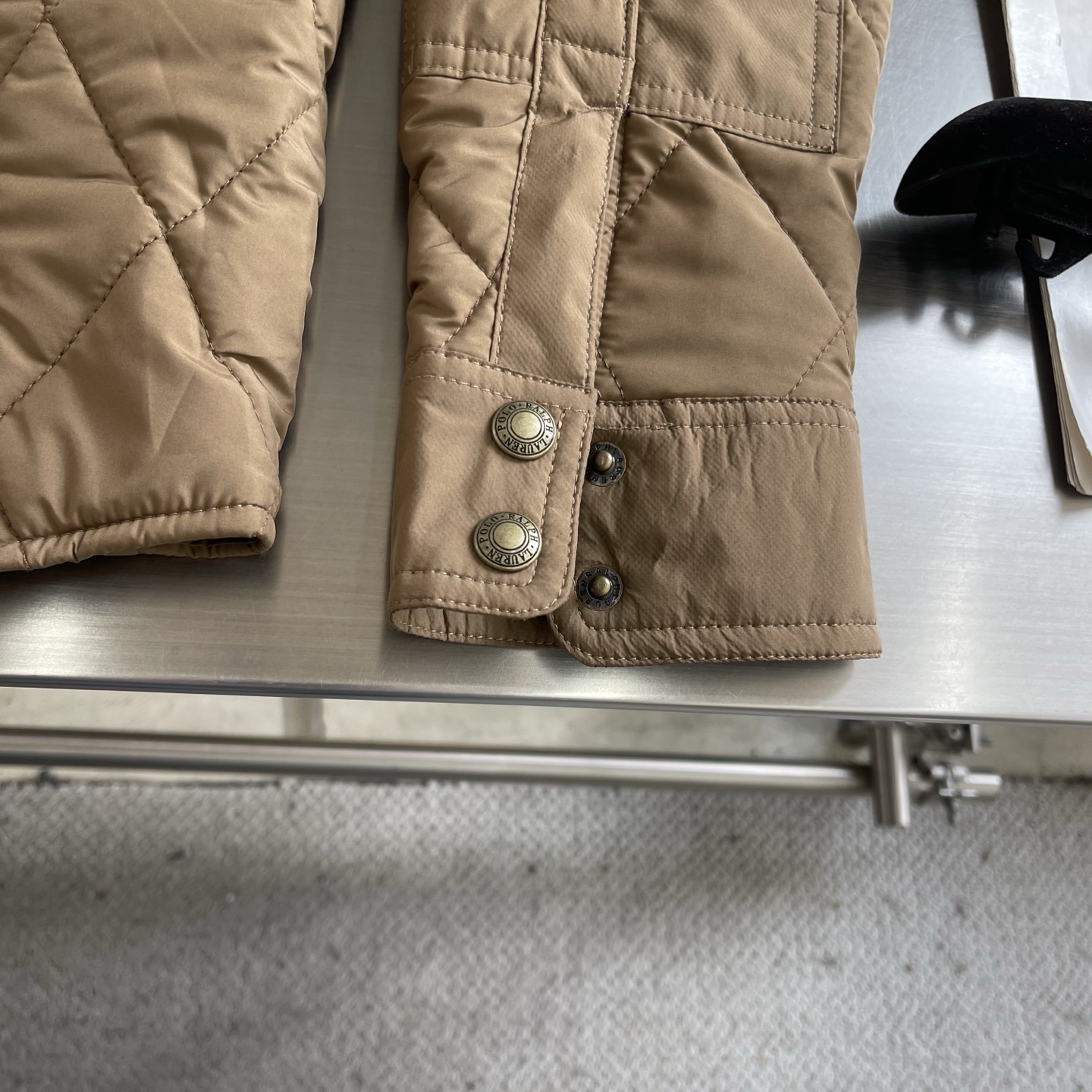 -Ralp🆕h Lauren 经典菱格绗棉夹克以复古工装为灵感，融合当代英伦格调，进口机压菱格绗缝精准对