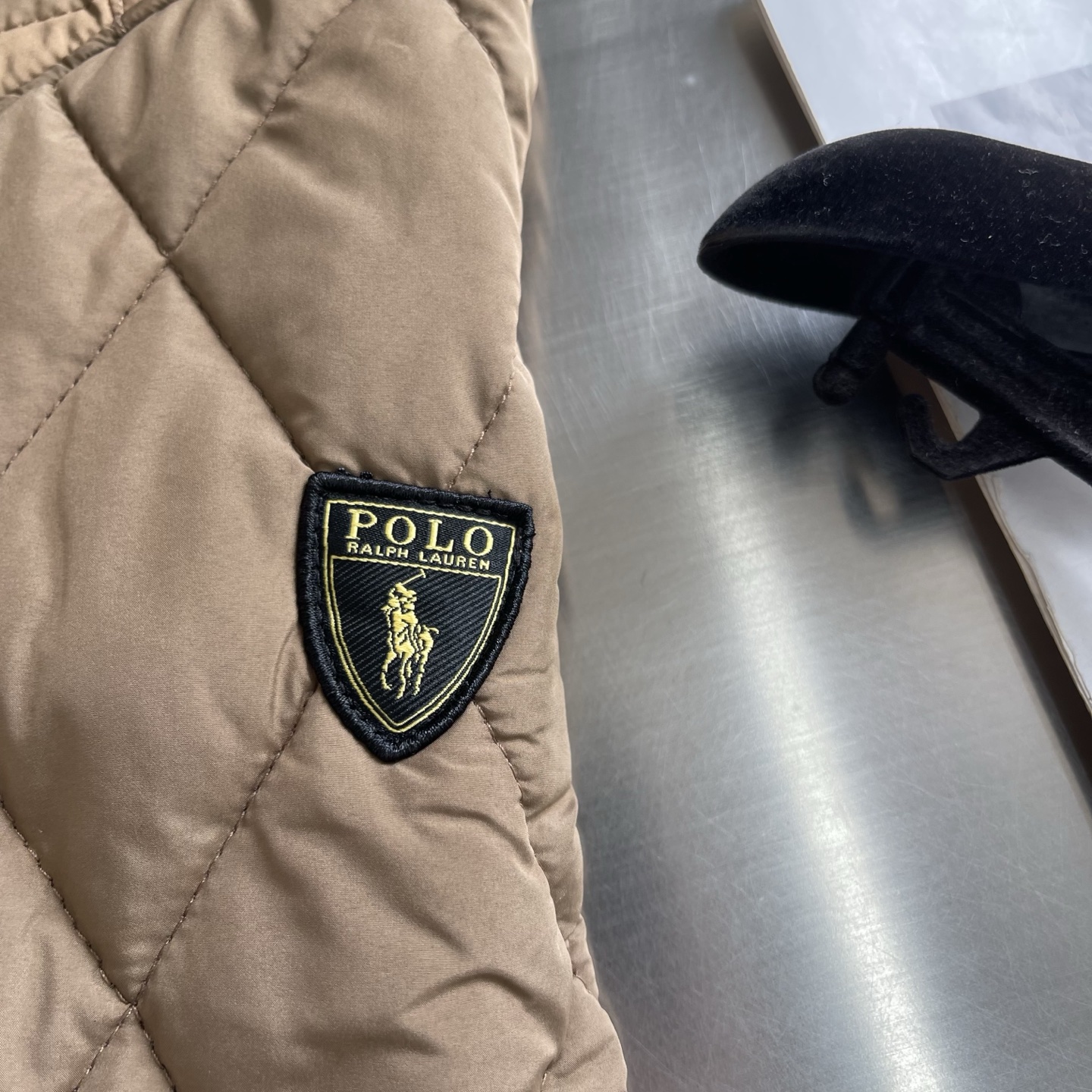 -Ralp🆕h Lauren 经典菱格绗棉夹克以复古工装为灵感，融合当代英伦格调，进口机压菱格绗缝精准对