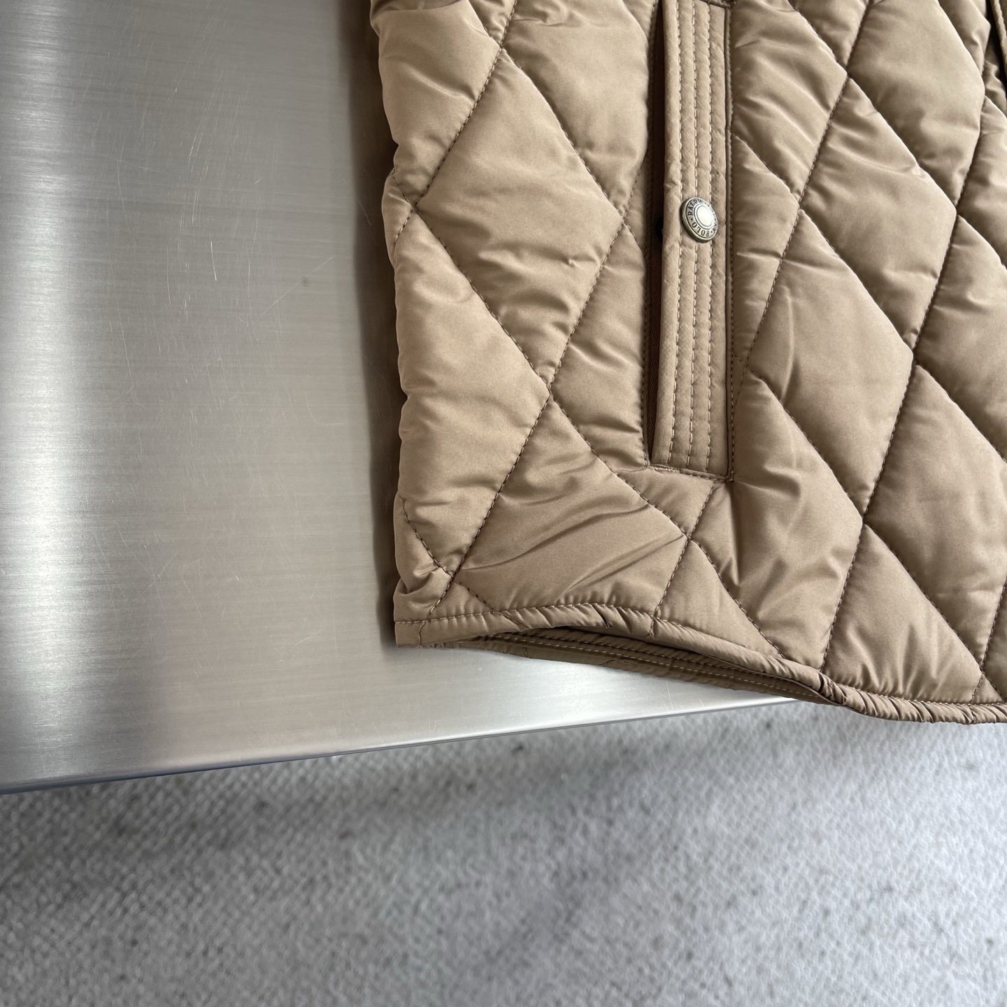 -Ralp🆕h Lauren 经典菱格绗棉夹克以复古工装为灵感，融合当代英伦格调，进口机压菱格绗缝精准对