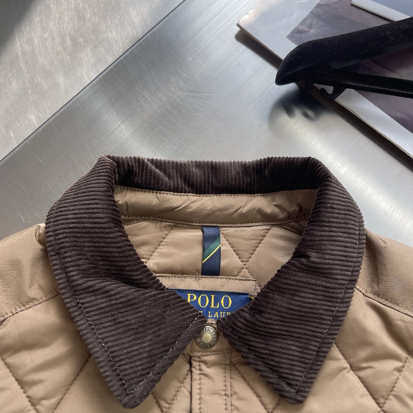 -Ralp🆕h Lauren 经典菱格绗棉夹克以复古工装为灵感，融合当代英伦格调，进口机压菱格绗缝精准对