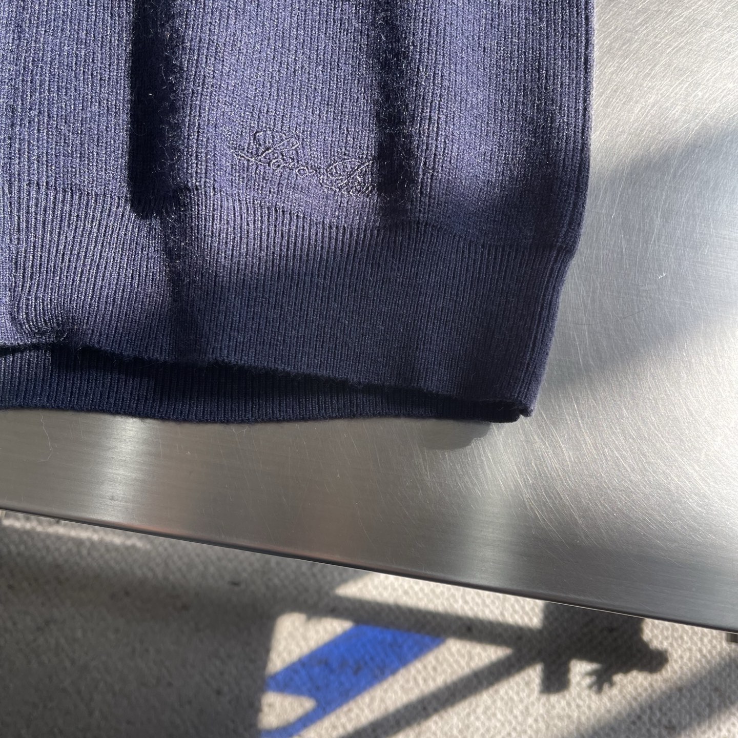 -Loro Piana 秋冬新品男士连帽羊毛拉链开衫以简约设计诠释舒适优雅的现代美学。款式采用连帽设计搭