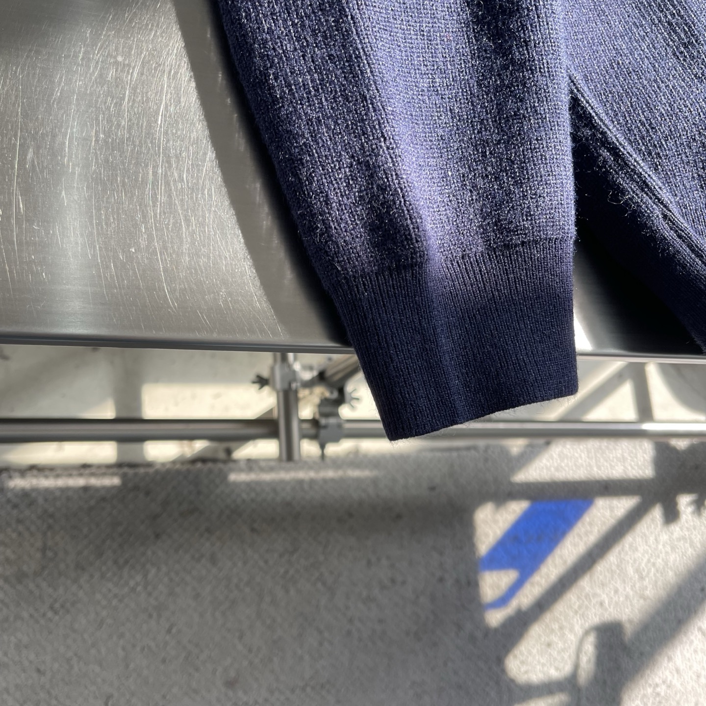 -Loro Piana 秋冬新品男士连帽羊毛拉链开衫以简约设计诠释舒适优雅的现代美学。款式采用连帽设计搭