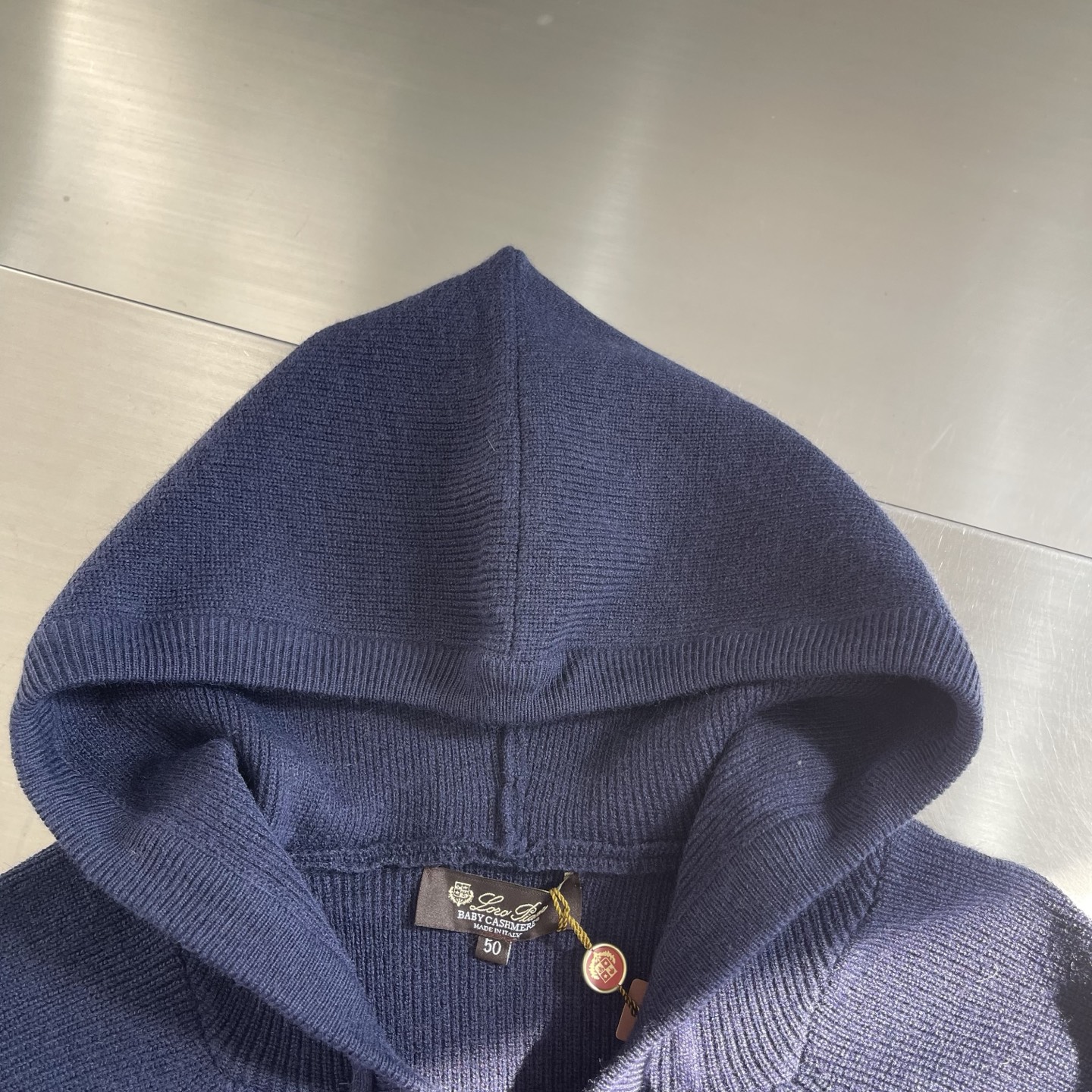 -Loro Piana 秋冬新品男士连帽羊毛拉链开衫以简约设计诠释舒适优雅的现代美学。款式采用连帽设计搭