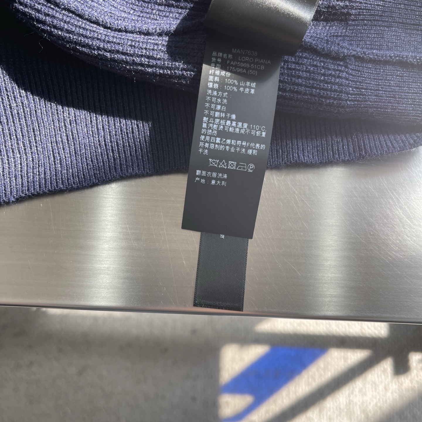 -Loro Piana 秋冬新品男士连帽羊毛拉链开衫以简约设计诠释舒适优雅的现代美学。款式采用连帽设计搭