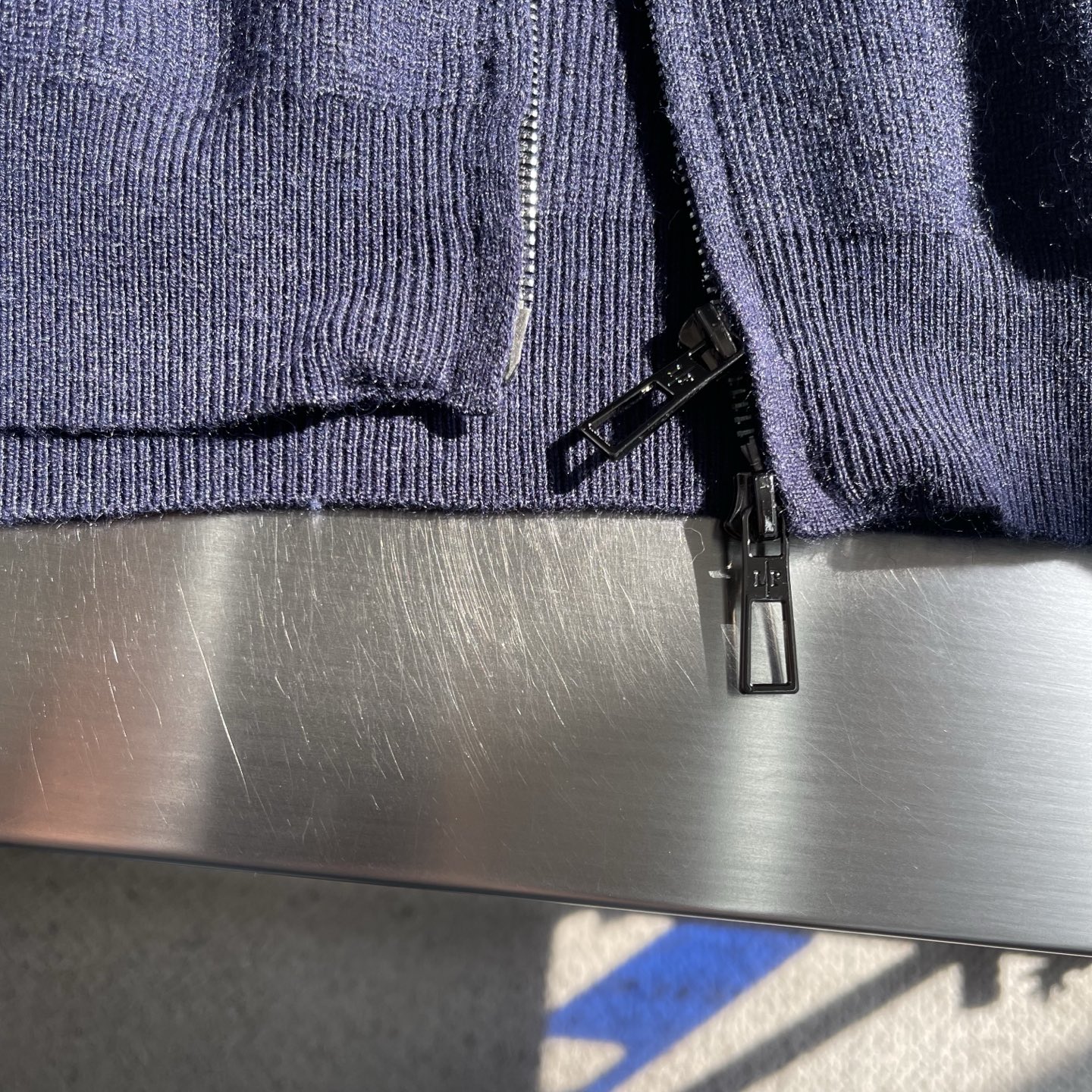 -Loro Piana 秋冬新品男士连帽羊毛拉链开衫以简约设计诠释舒适优雅的现代美学。款式采用连帽设计搭