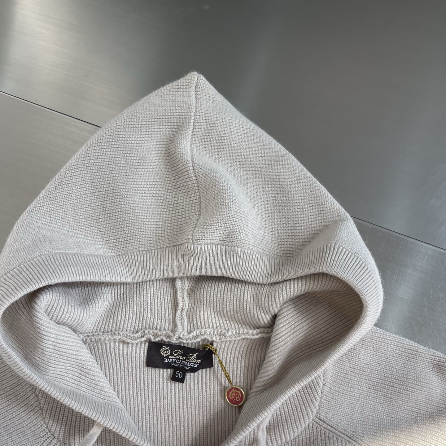 -Loro Piana 秋冬新品男士连帽羊毛拉链开衫以简约设计诠释舒适优雅的现代美学。款式采用连帽设计搭