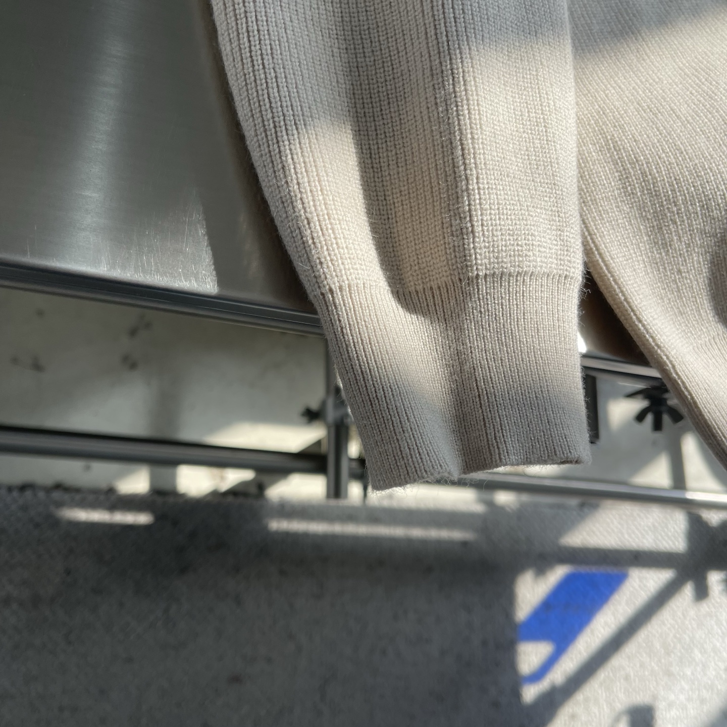 -Loro Piana 秋冬新品男士连帽羊毛拉链开衫以简约设计诠释舒适优雅的现代美学。款式采用连帽设计搭