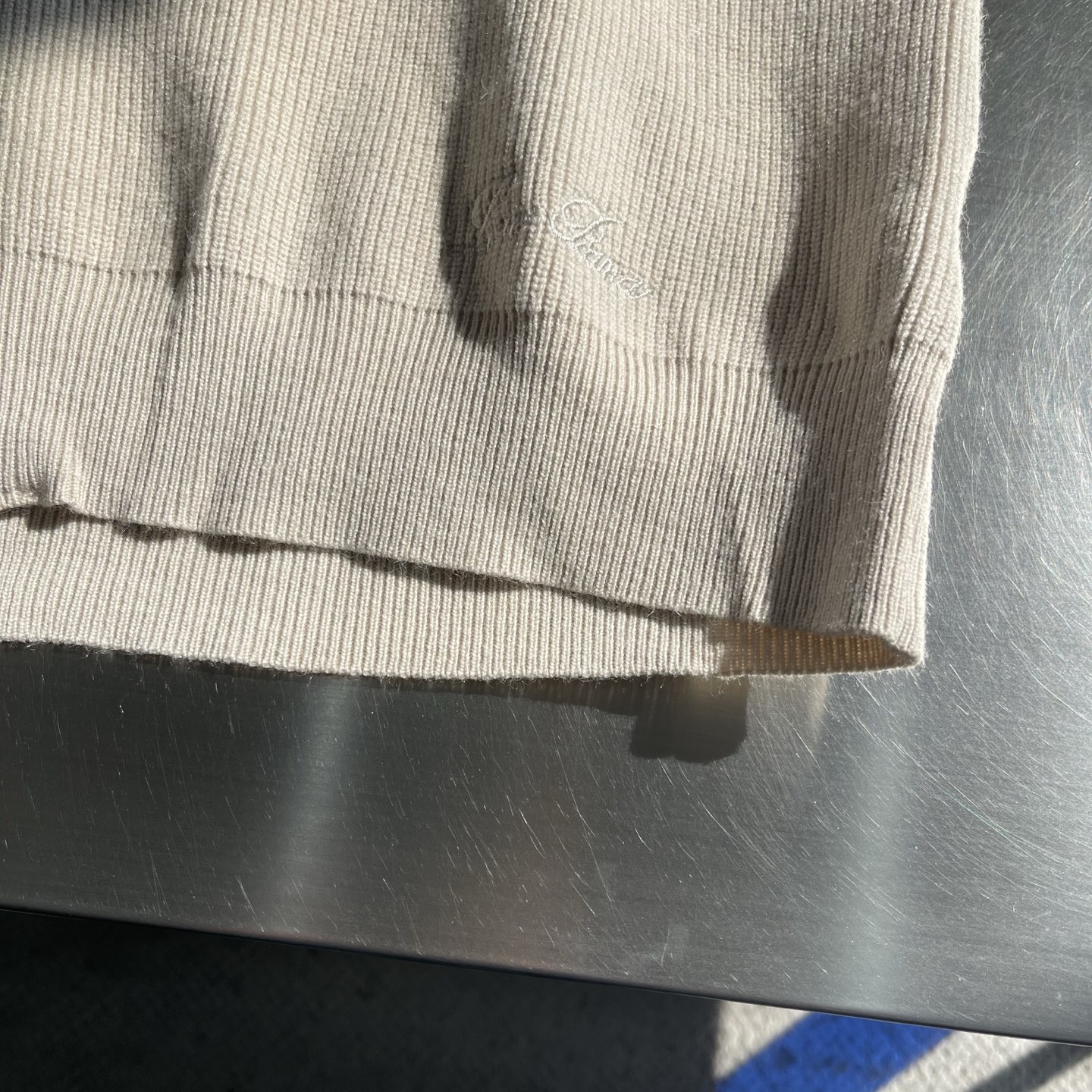 -Loro Piana 秋冬新品男士连帽羊毛拉链开衫以简约设计诠释舒适优雅的现代美学。款式采用连帽设计搭