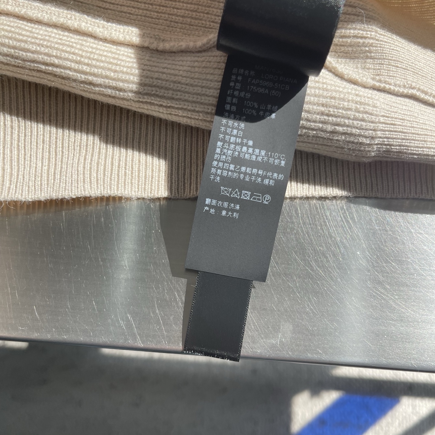 -Loro Piana 秋冬新品男士连帽羊毛拉链开衫以简约设计诠释舒适优雅的现代美学。款式采用连帽设计搭