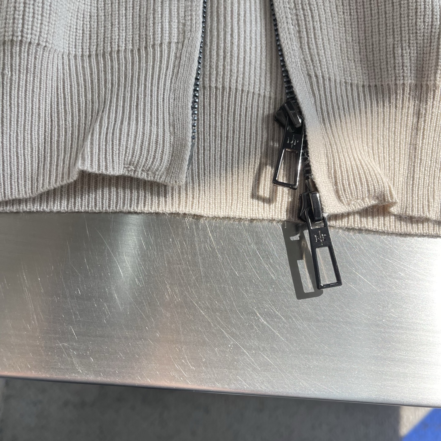 -Loro Piana 秋冬新品男士连帽羊毛拉链开衫以简约设计诠释舒适优雅的现代美学。款式采用连帽设计搭