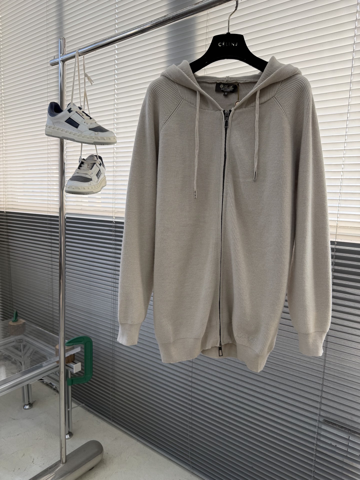 -Loro Piana 秋冬新品男士连帽羊毛拉链开衫以简约设计诠释舒适优雅的现代美学。款式采用连帽设计搭