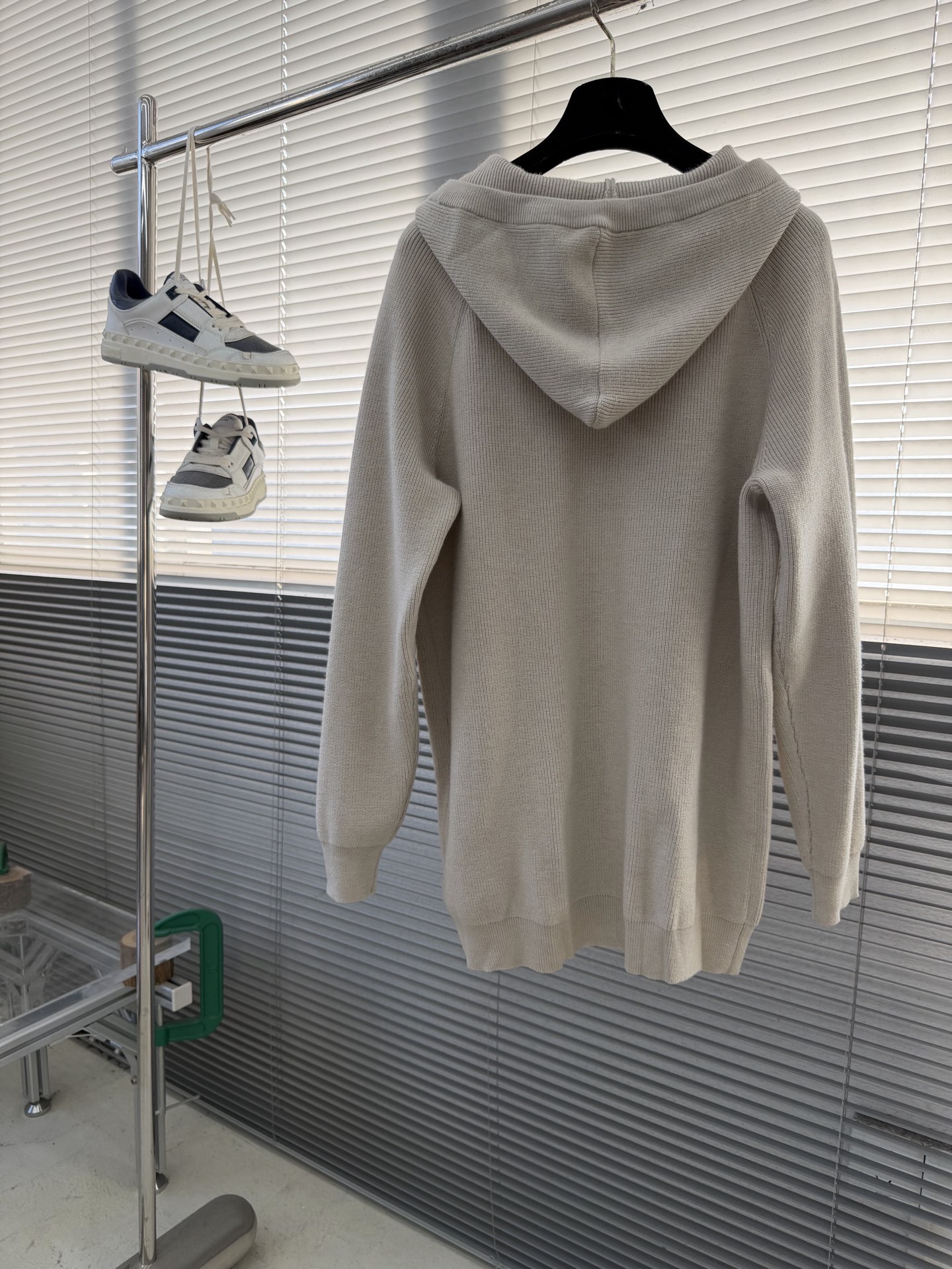 -Loro Piana 秋冬新品男士连帽羊毛拉链开衫以简约设计诠释舒适优雅的现代美学。款式采用连帽设计搭