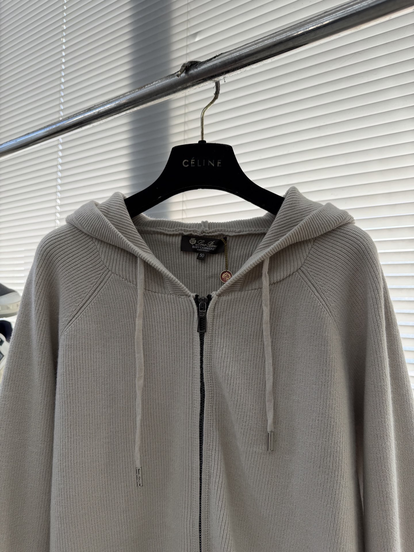 -Loro Piana 秋冬新品男士连帽羊毛拉链开衫以简约设计诠释舒适优雅的现代美学。款式采用连帽设计搭