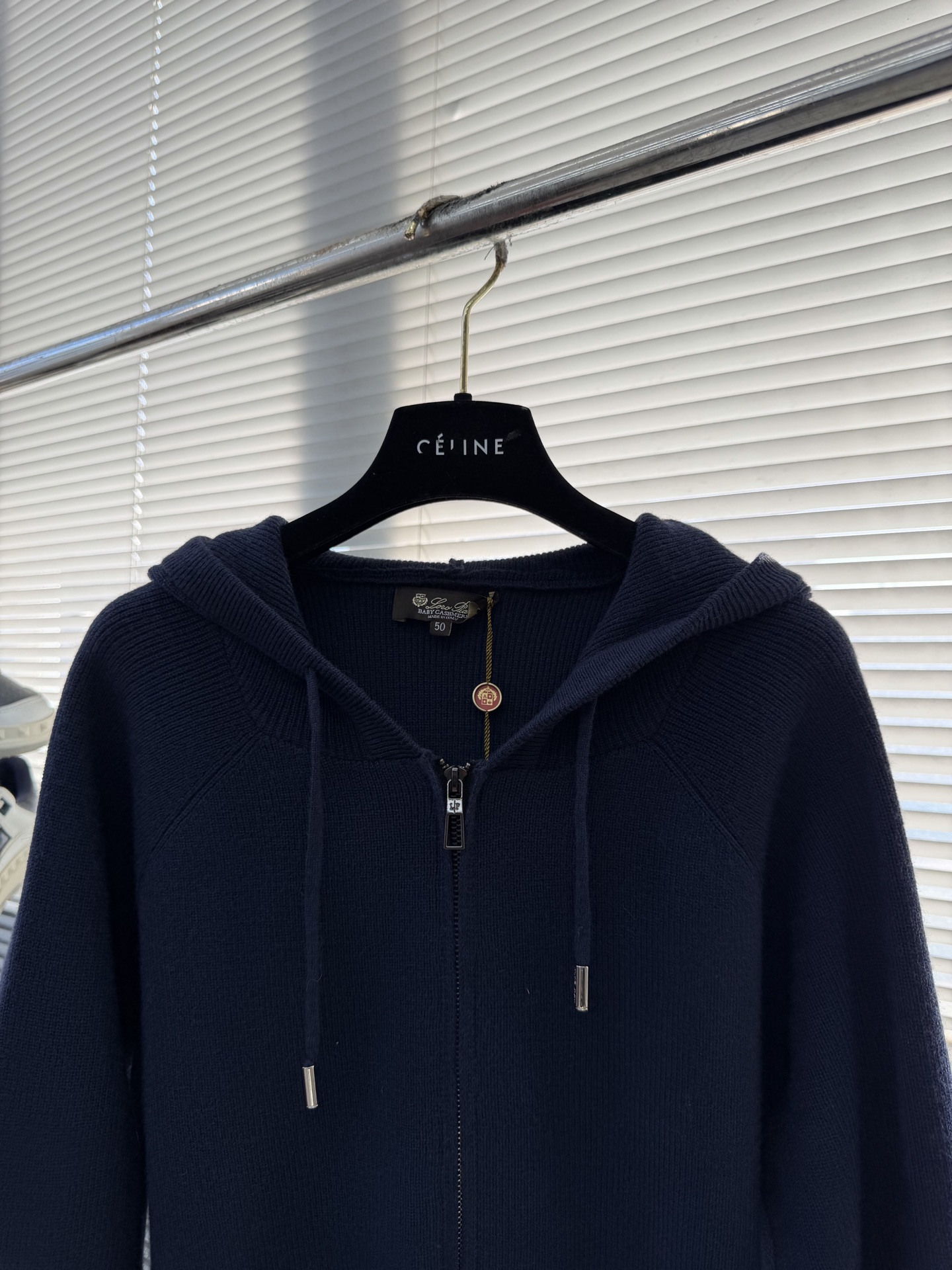 -Loro Piana 秋冬新品男士连帽羊毛拉链开衫以简约设计诠释舒适优雅的现代美学。款式采用连帽设计搭