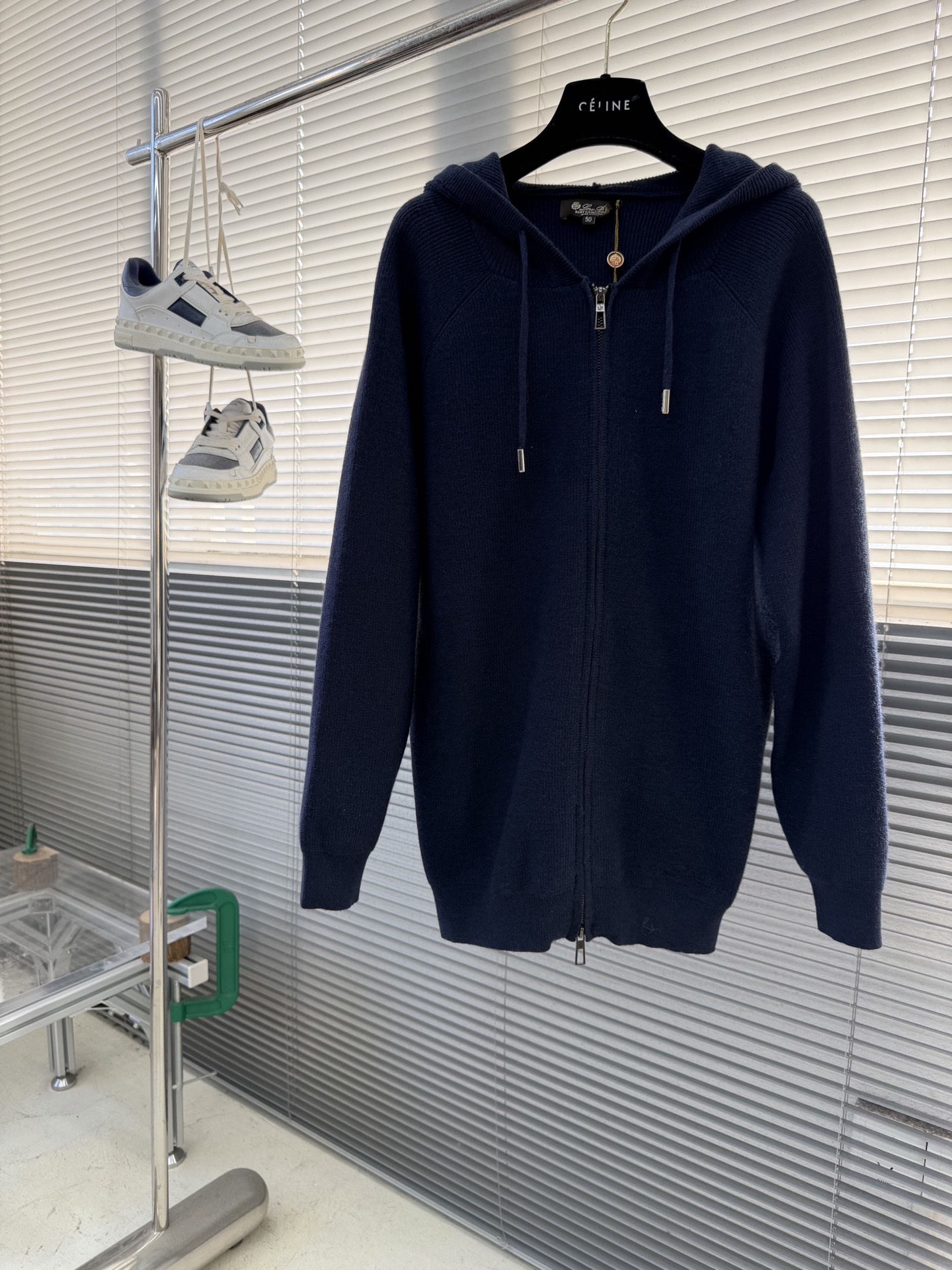 -Loro Piana 秋冬新品男士连帽羊毛拉链开衫以简约设计诠释舒适优雅的现代美学。款式采用连帽设计搭