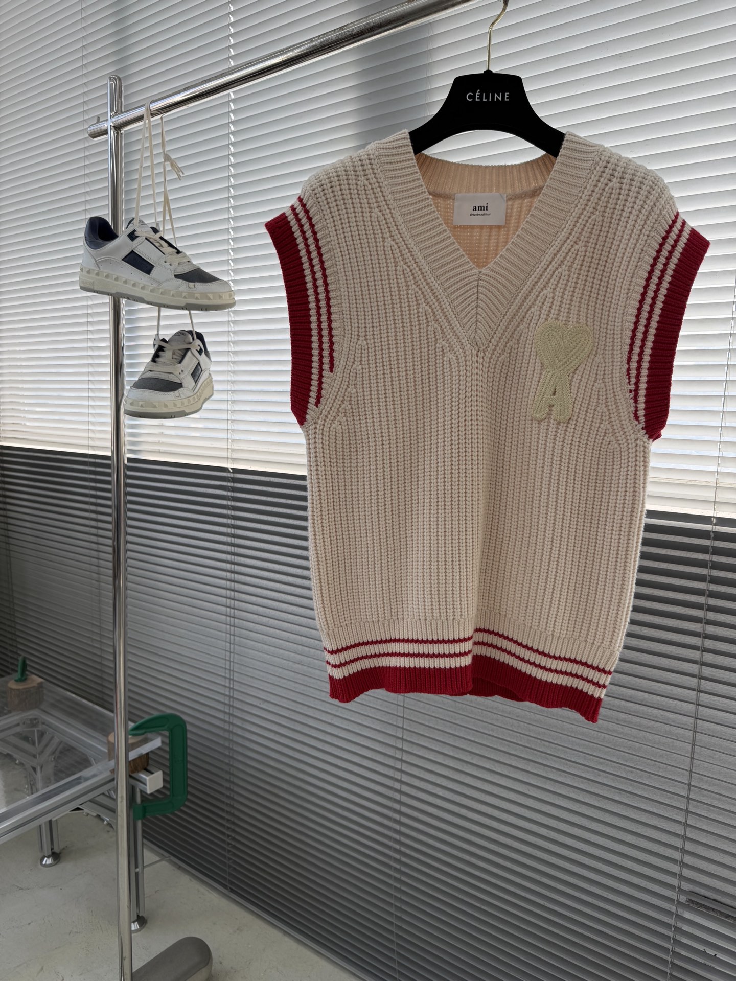 -Ami 2025秋冬潮牌针织马甲，以红色爱心贴布绣融合点缀为主调，打破传统针织衫的单调感，彰显个性与不