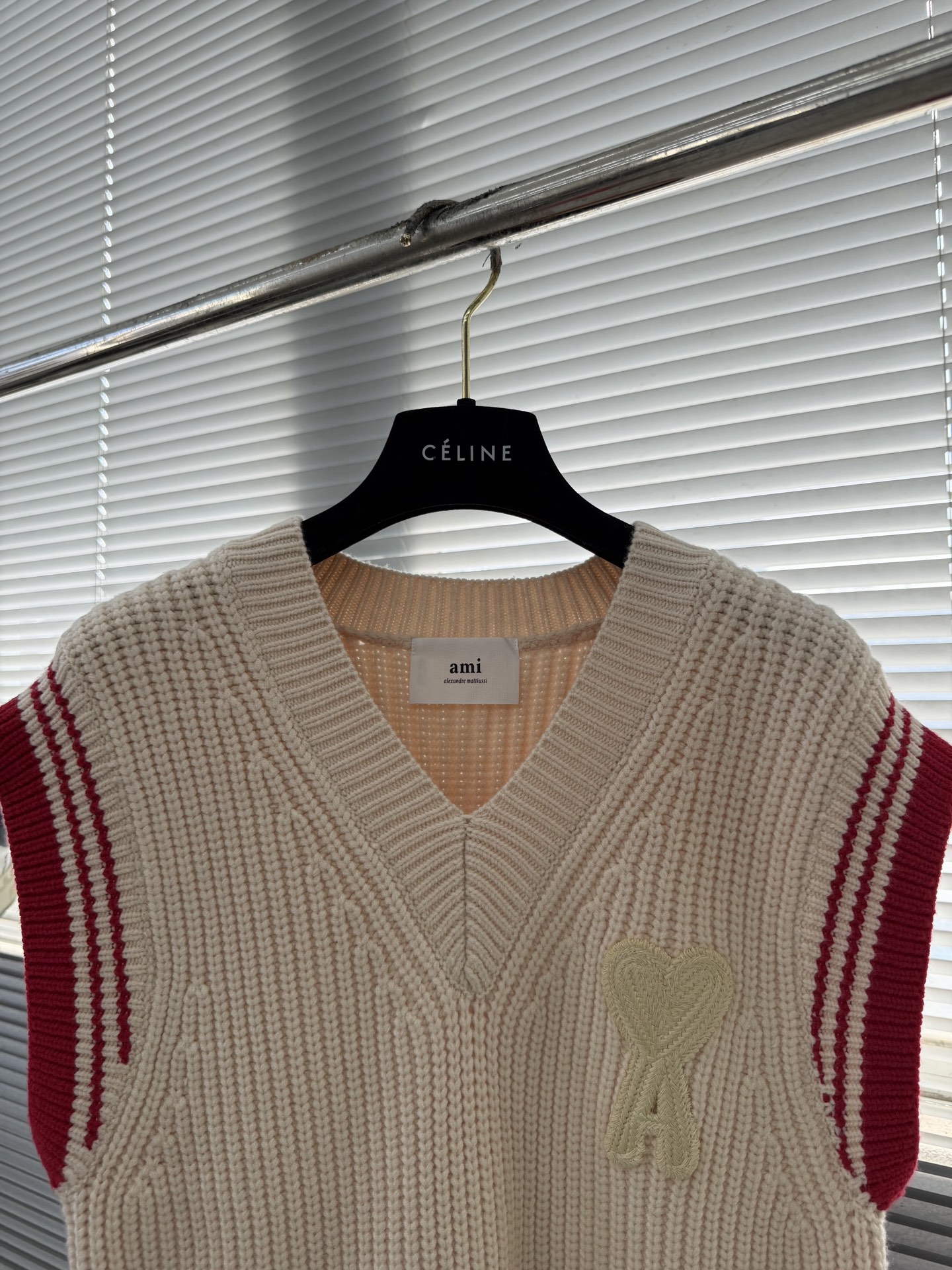 -Ami 2025秋冬潮牌针织马甲，以红色爱心贴布绣融合点缀为主调，打破传统针织衫的单调感，彰显个性与不