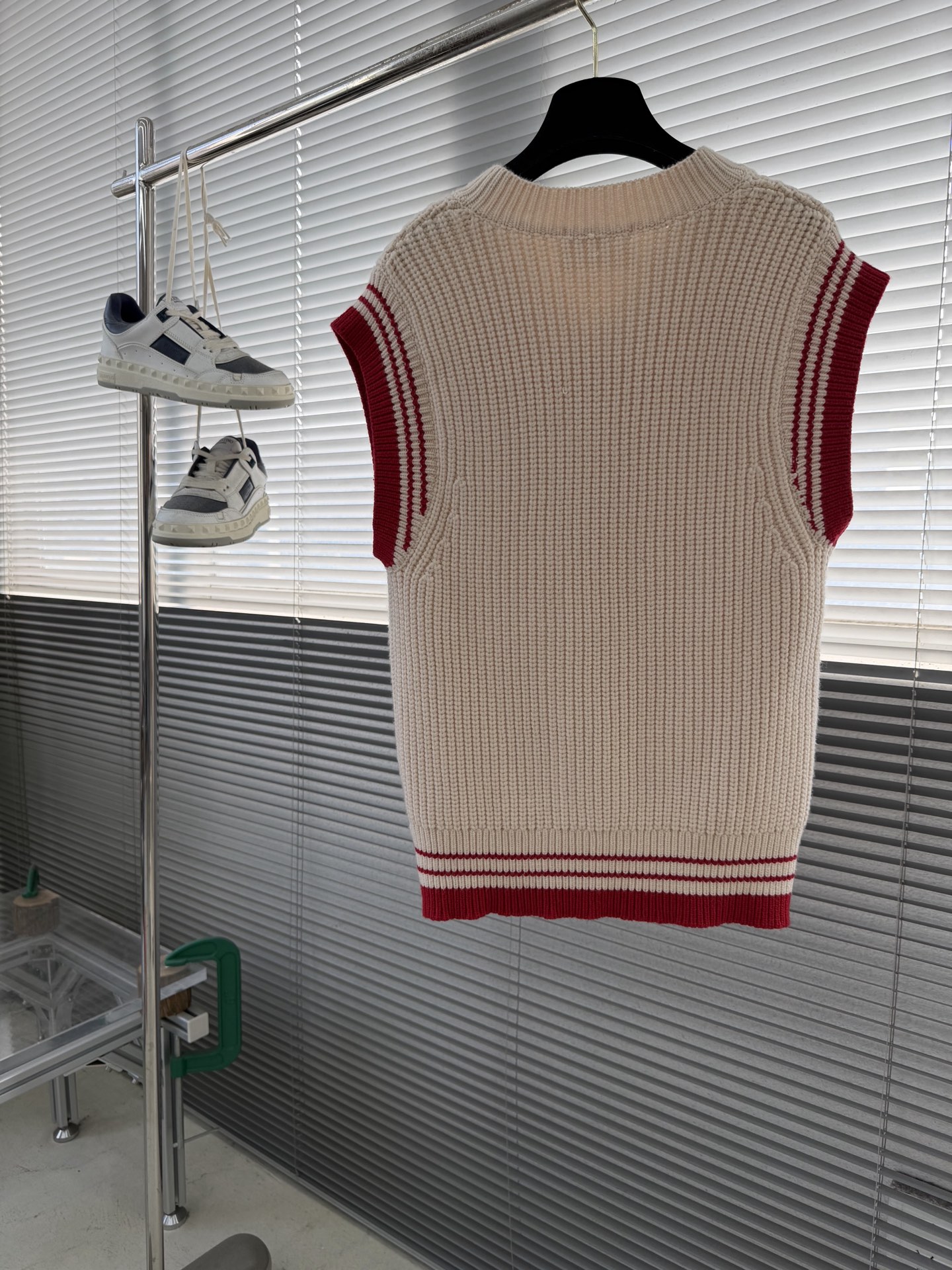 -Ami 2025秋冬潮牌针织马甲，以红色爱心贴布绣融合点缀为主调，打破传统针织衫的单调感，彰显个性与不