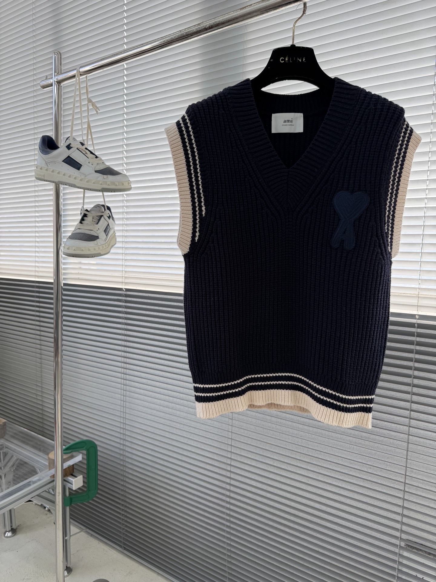 -Ami 2025秋冬潮牌针织马甲，以红色爱心贴布绣融合点缀为主调，打破传统针织衫的单调感，彰显个性与不