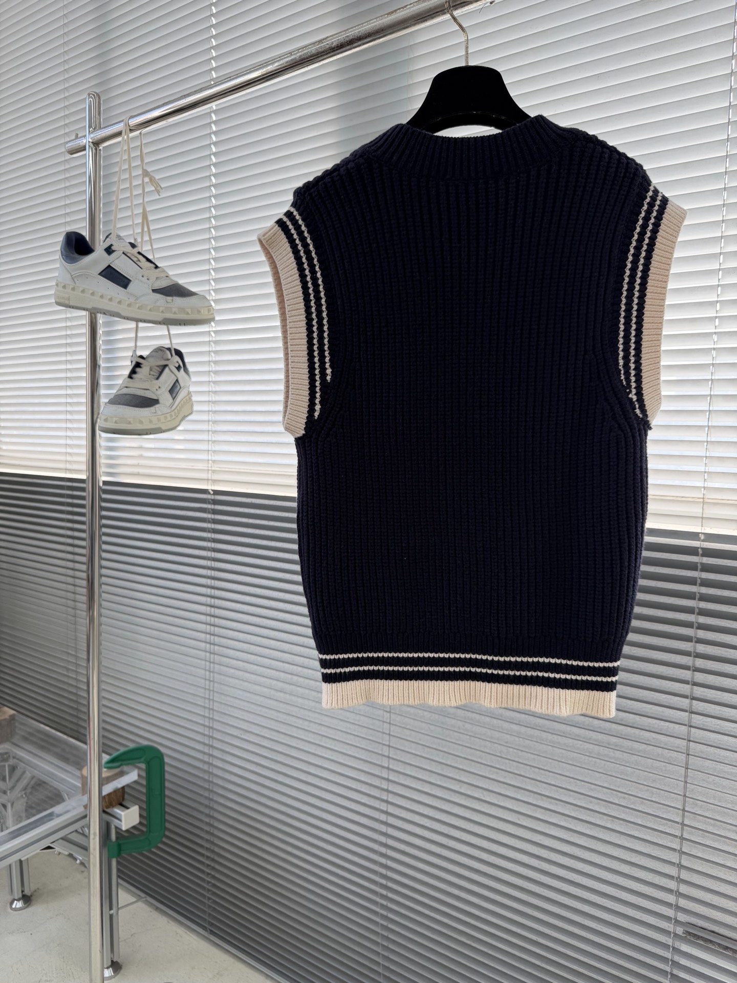 -Ami 2025秋冬潮牌针织马甲，以红色爱心贴布绣融合点缀为主调，打破传统针织衫的单调感，彰显个性与不